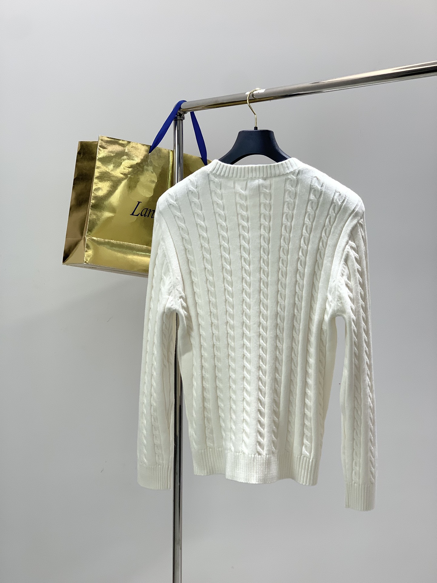 ，意大利神狮，时尚品牌，2025冬季新品，时尚休闲针织圆领毛衣，专柜同步有售，原单狠货，采用进口原版面料