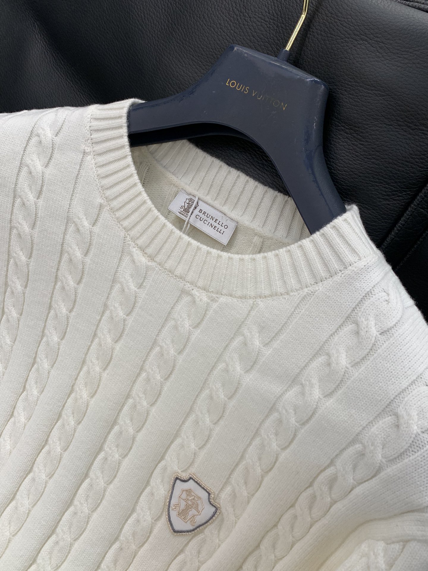 ，意大利神狮，时尚品牌，2025冬季新品，时尚休闲针织圆领毛衣，专柜同步有售，原单狠货，采用进口原版面料