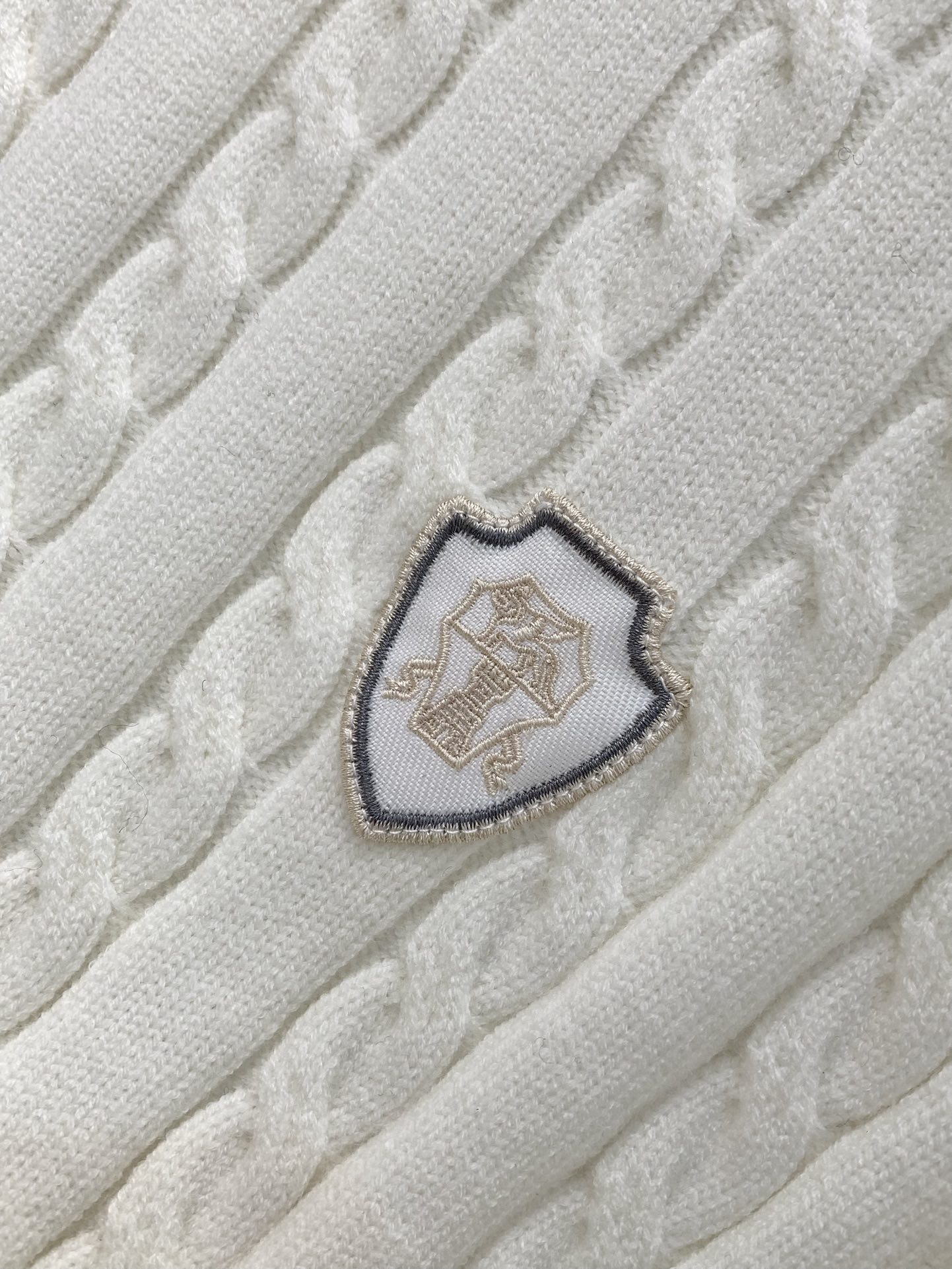 ，意大利神狮，时尚品牌，2025冬季新品，时尚休闲针织圆领毛衣，专柜同步有售，原单狠货，采用进口原版面料