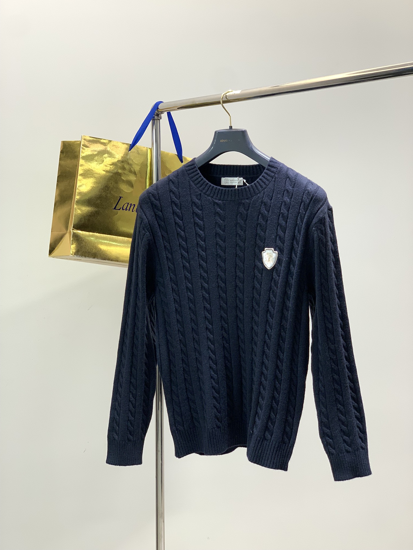 NO:682844,, Italian Divine Lion, fashion brand, 2025 new winter products, fashionable and casual knitted round-neck sweaters, available at counters simultaneously, original orders, imported original fabrics, unique design, elegant and high-end color matching, remarkable interior details, top-notch embroidery crafts letter pattern logo, extremely high-grade, comfortable and breathable, handsome upper body, 6 colors recommended, size M-3XL,,sweaters,19860909,意大利神狮,时尚品牌,2025冬季新品,时尚休闲针织圆领毛衣,专柜同步有售,原单狠货,采用进口原版面料,独特设计,配色高雅高级,内里细节可圈可点,顶级刺绣工艺字母图案logo,档次极高,舒适透气,上身帅气,6色推荐,码数M-3XL,,sweaters,,Men's clothing