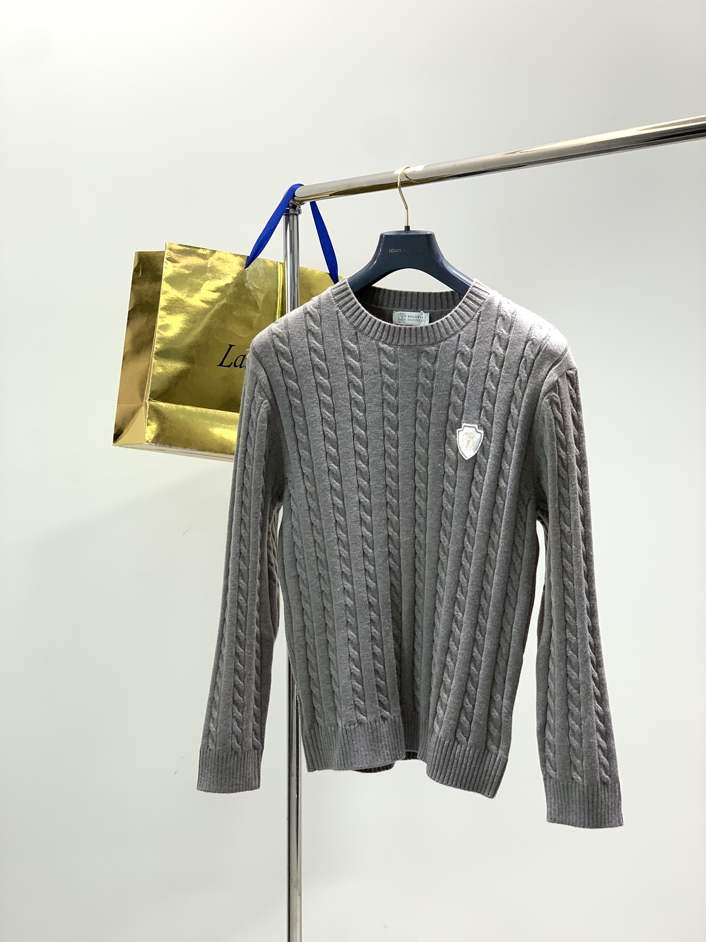 ，意大利神狮，时尚品牌，2025冬季新品，时尚休闲针织圆领毛衣，专柜同步有售，原单狠货，采用进口原版面料