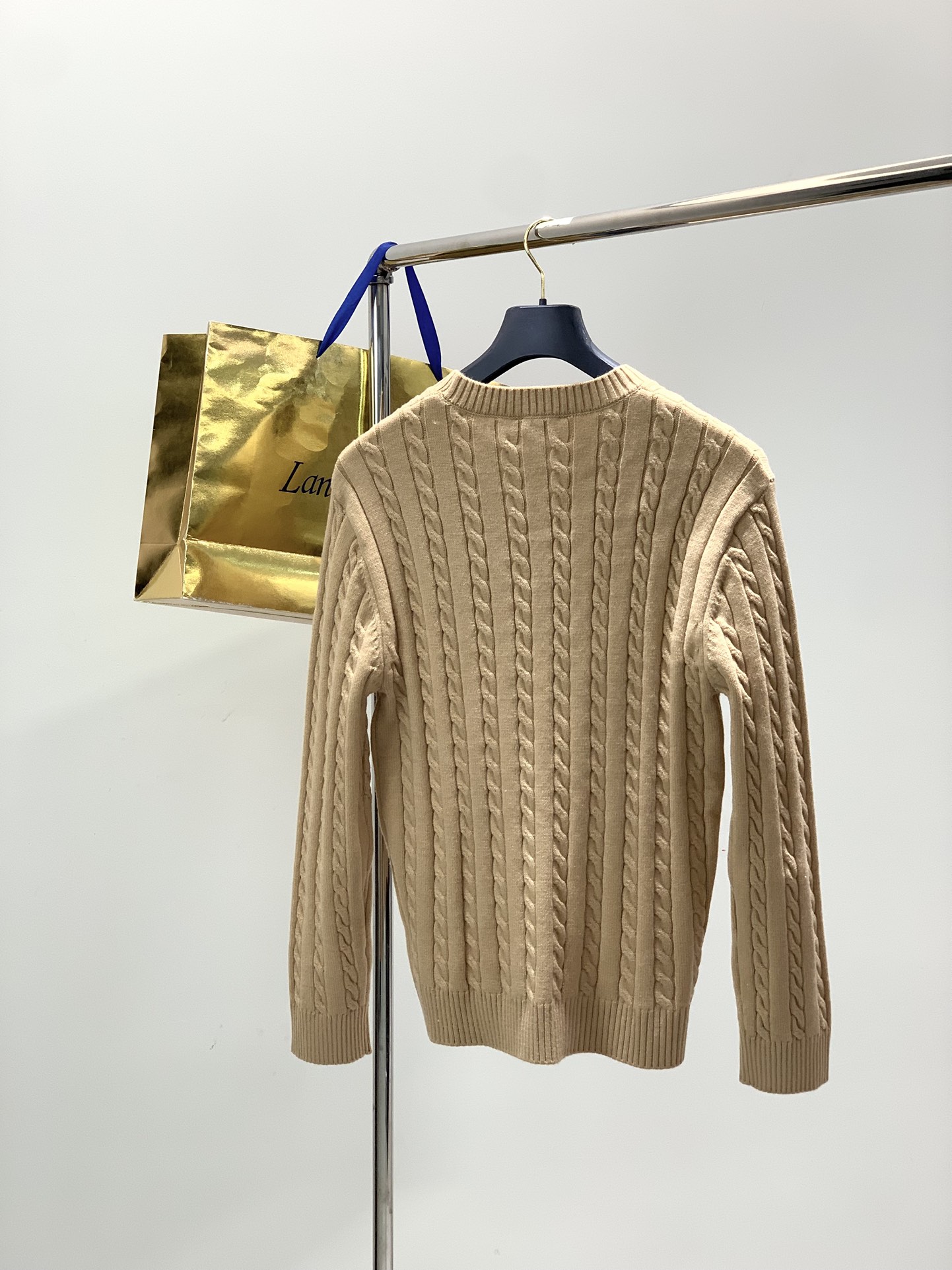 ，意大利神狮，时尚品牌，2025冬季新品，时尚休闲针织圆领毛衣，专柜同步有售，原单狠货，采用进口原版面料