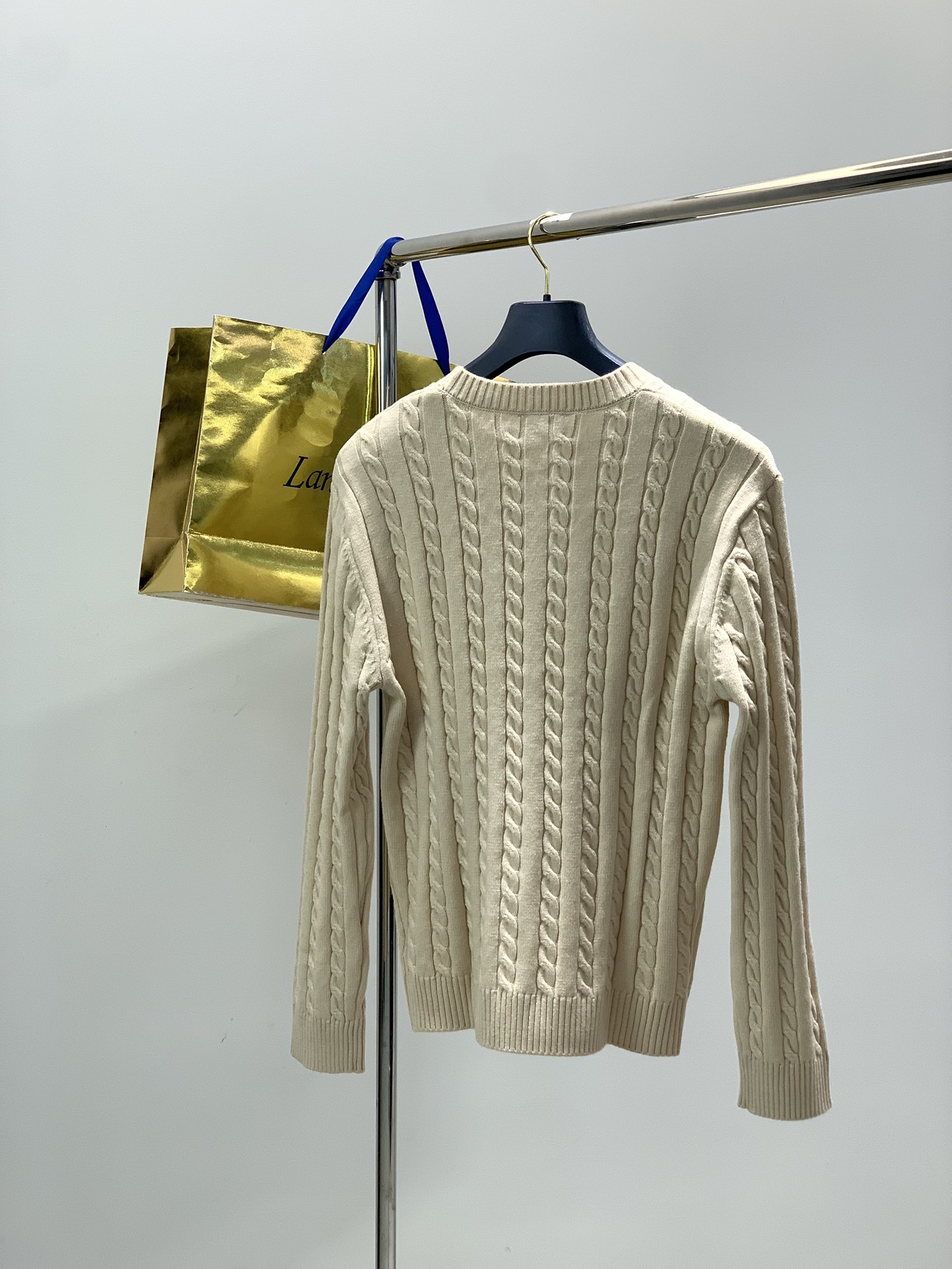 ，意大利神狮，时尚品牌，2025冬季新品，时尚休闲针织圆领毛衣，专柜同步有售，原单狠货，采用进口原版面料