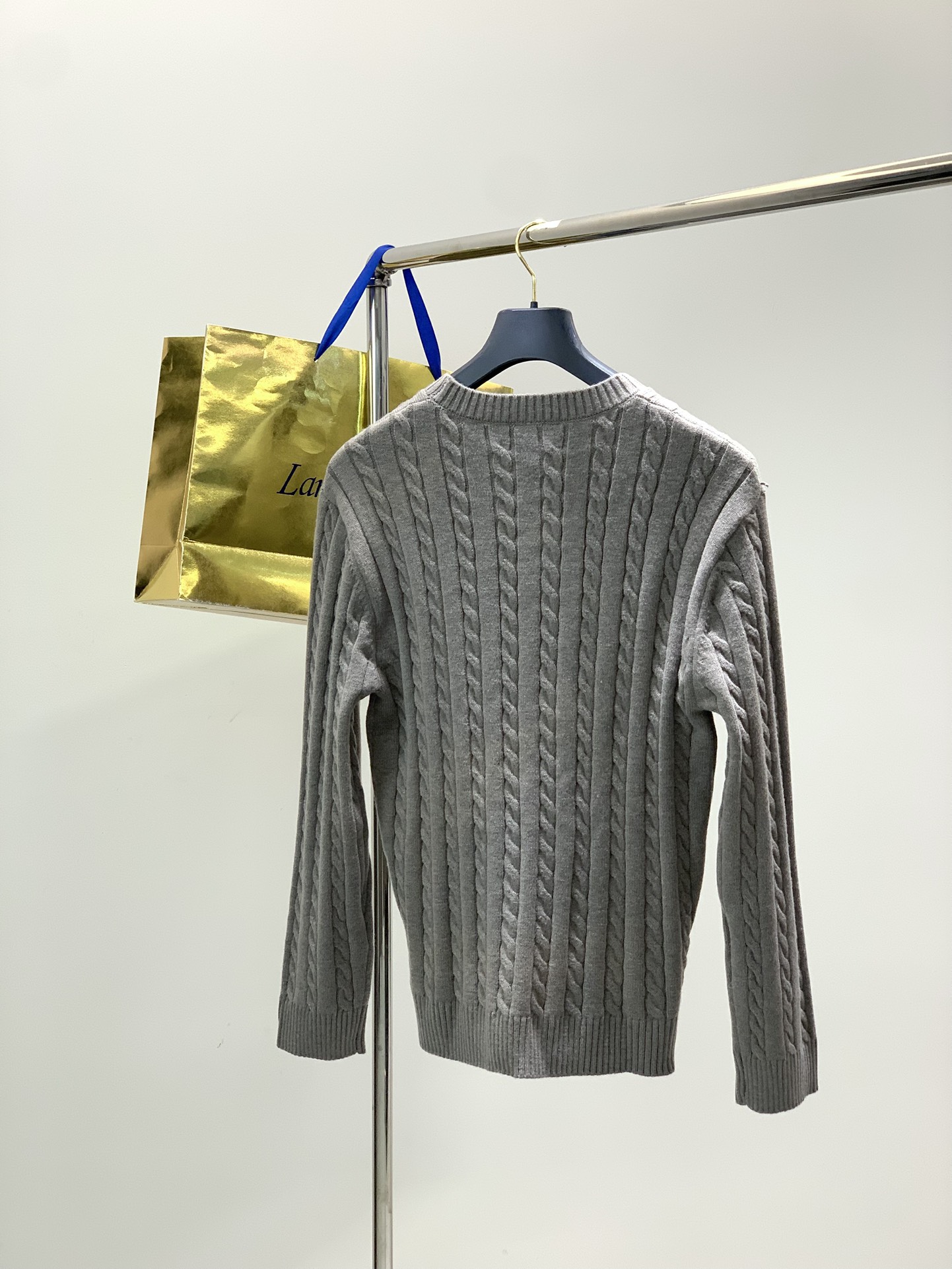 ，意大利神狮，时尚品牌，2025冬季新品，时尚休闲针织圆领毛衣，专柜同步有售，原单狠货，采用进口原版面料