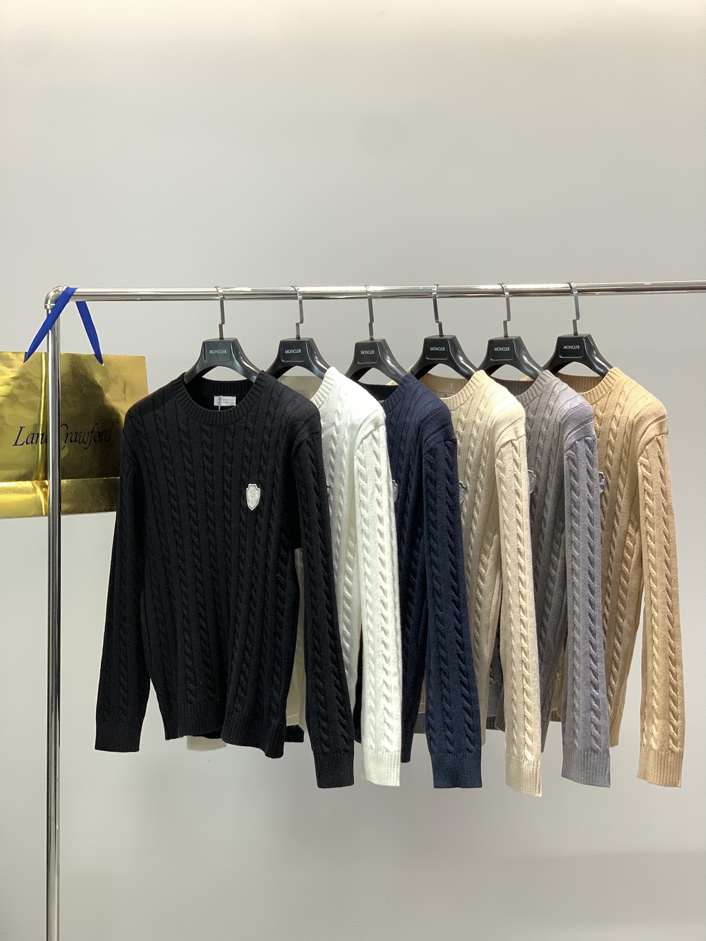 ，意大利神狮，时尚品牌，2025冬季新品，时尚休闲针织圆领毛衣，专柜同步有售，原单狠货，采用进口原版面料