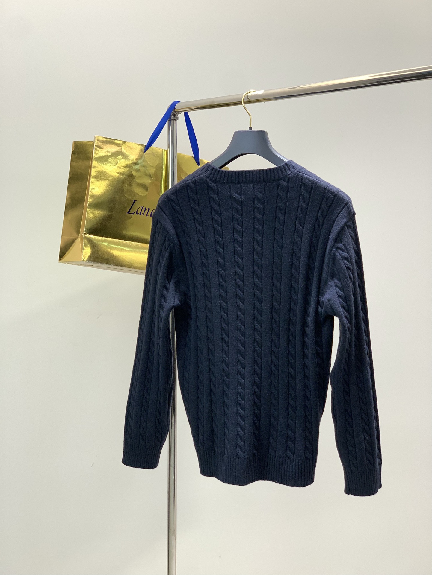 ，意大利神狮，时尚品牌，2025冬季新品，时尚休闲针织圆领毛衣，专柜同步有售，原单狠货，采用进口原版面料