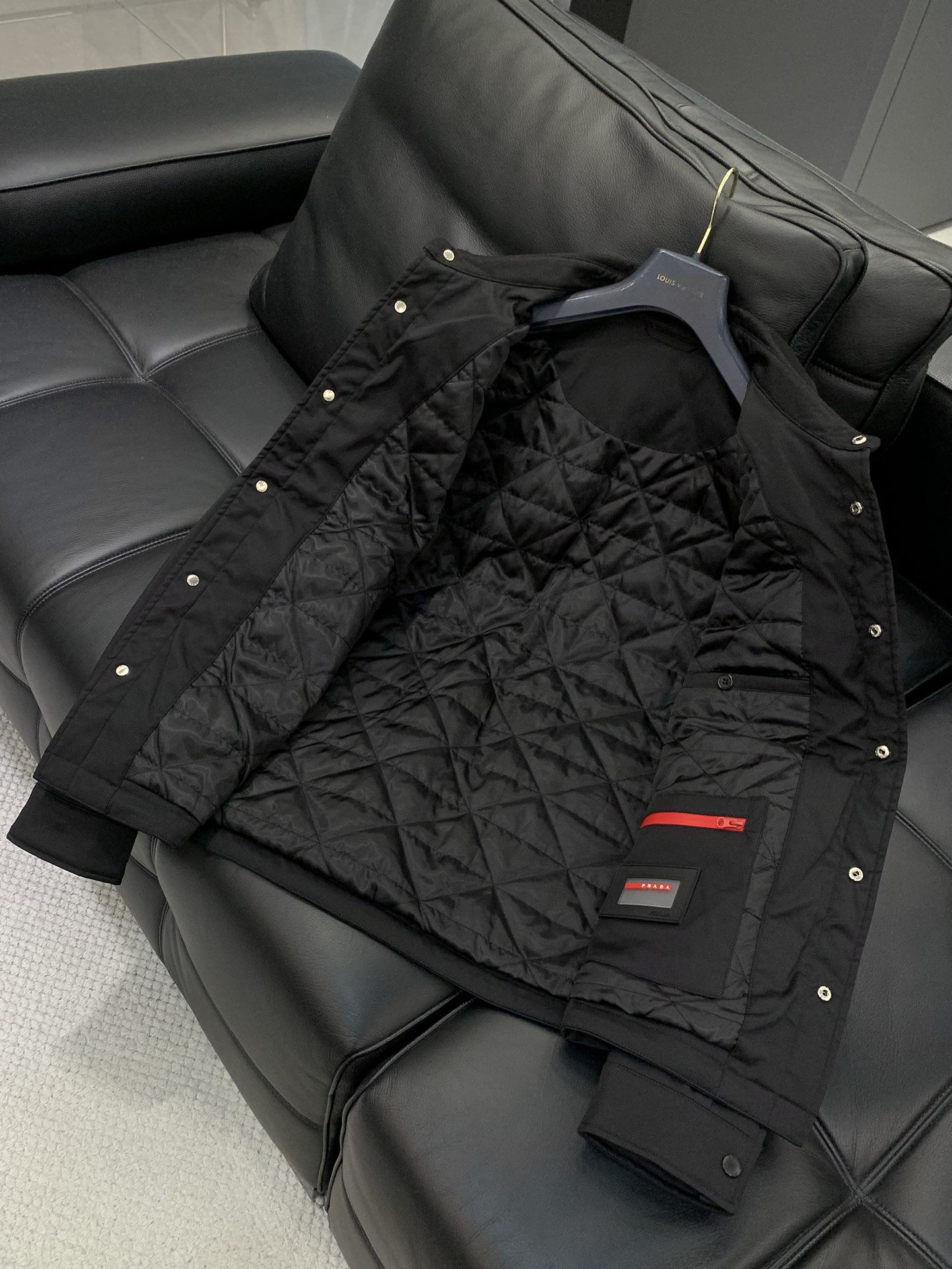 ，PRADA 普拉达，2025冬季最新品，专柜同步有售，时尚休闲棉服夹克外套，进口原版面料，做工极为复杂