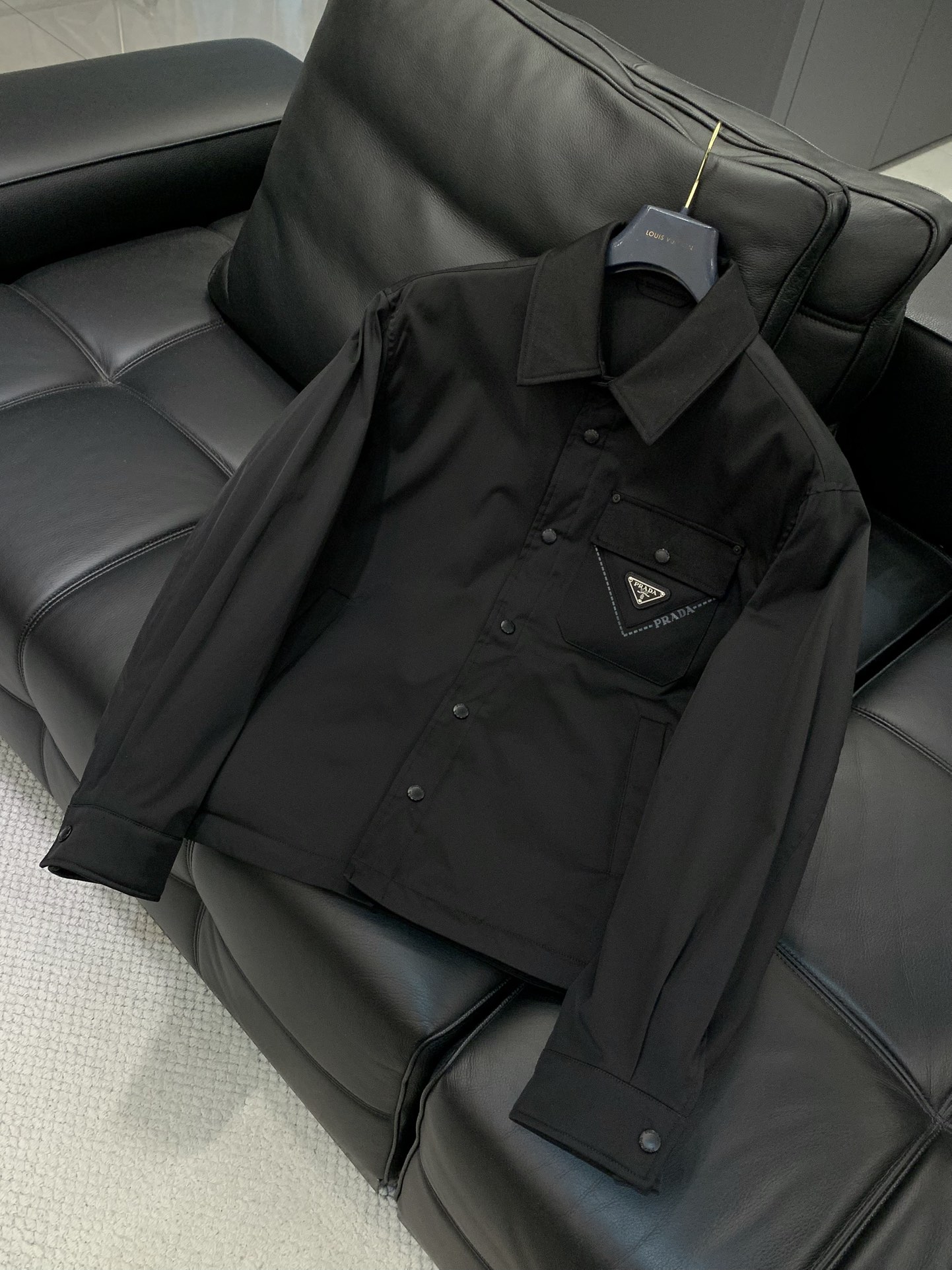 ，PRADA 普拉达，2025冬季最新品，专柜同步有售，时尚休闲棉服夹克外套，进口原版面料，做工极为复杂