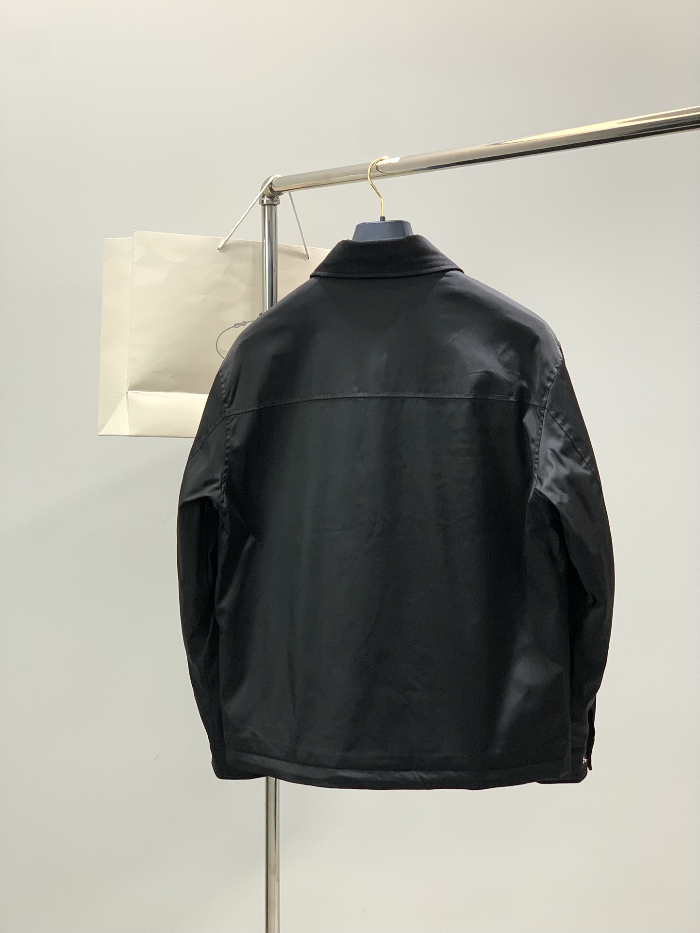 ，PRADA 普拉达，2025冬季最新品，专柜同步有售，时尚休闲棉服夹克外套，进口原版面料，做工极为复杂