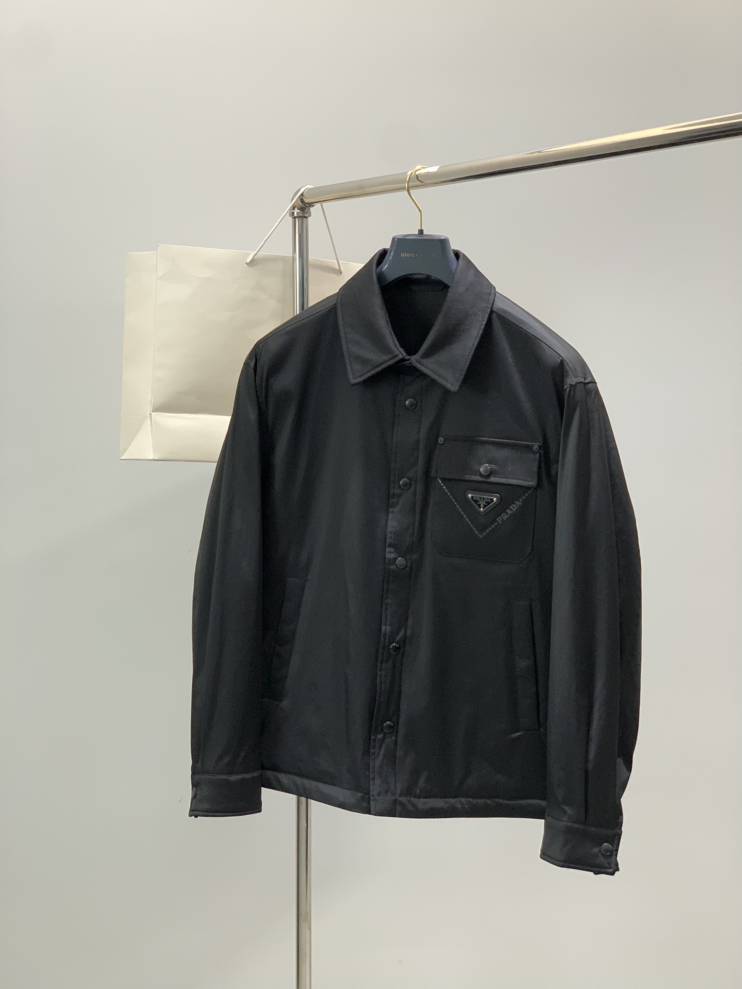 NO:682857,, PRADA, 2025 winter latest products, available at counters simultaneously, fashionable casual cotton jackets, imported original fabrics, extremely complex workmanship, the only channel that can be used as a purchasing agent, top-grade rubber printing process letter pattern logo, original hardware accessories decoration, extremely high-grade, comfortable and versatile, handsome and stylish upper body, size M-3XL,, prada, prada, jackets & coats, jackets & coats,19860909,PRADA 普拉达,2025冬季最新品,专柜同步有售,时尚休闲棉服夹克外套,进口原版面料,做工极为复杂,唯一可以做代购级别的渠道狠货,顶级印胶工艺字母图案logo,原版五金辅料装饰,档次极高,舒适百搭,上身帅气有型,码数M-3XL,,prada,prada,jackets & coats,jackets & coats,,Men's clothing