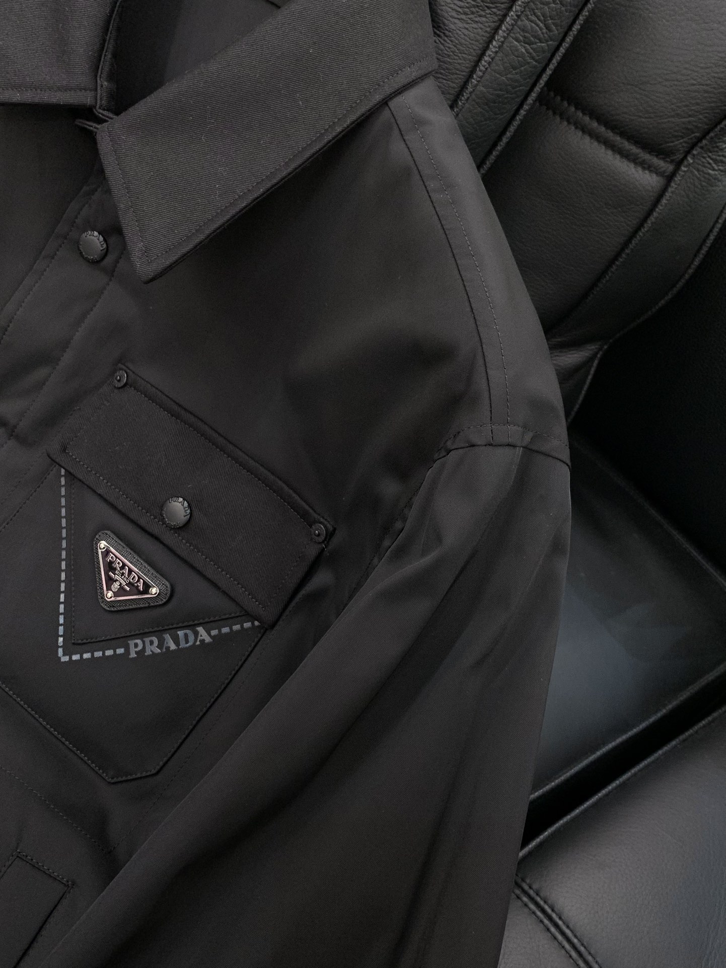 ，PRADA 普拉达，2025冬季最新品，专柜同步有售，时尚休闲棉服夹克外套，进口原版面料，做工极为复杂