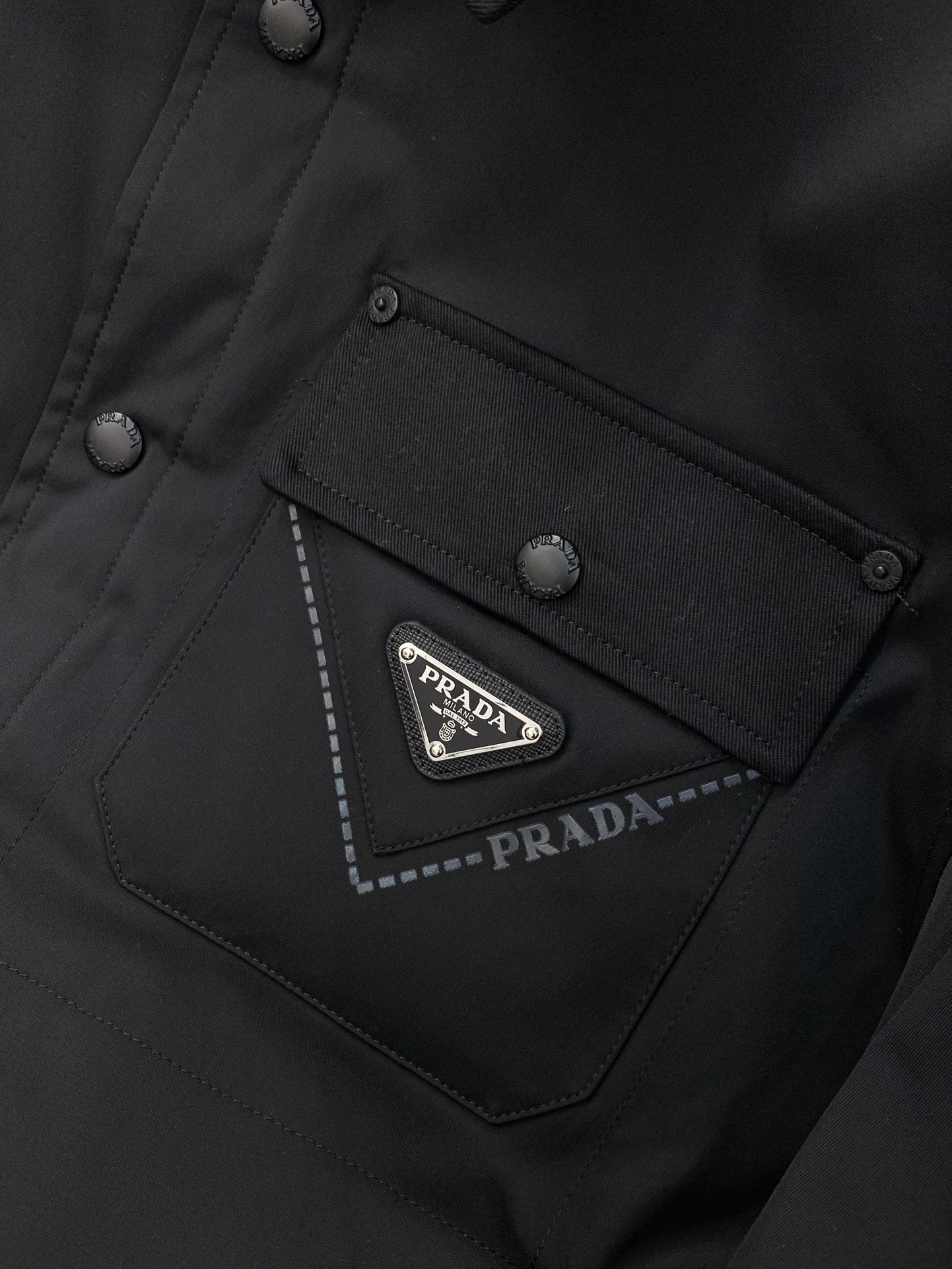 ，PRADA 普拉达，2025冬季最新品，专柜同步有售，时尚休闲棉服夹克外套，进口原版面料，做工极为复杂