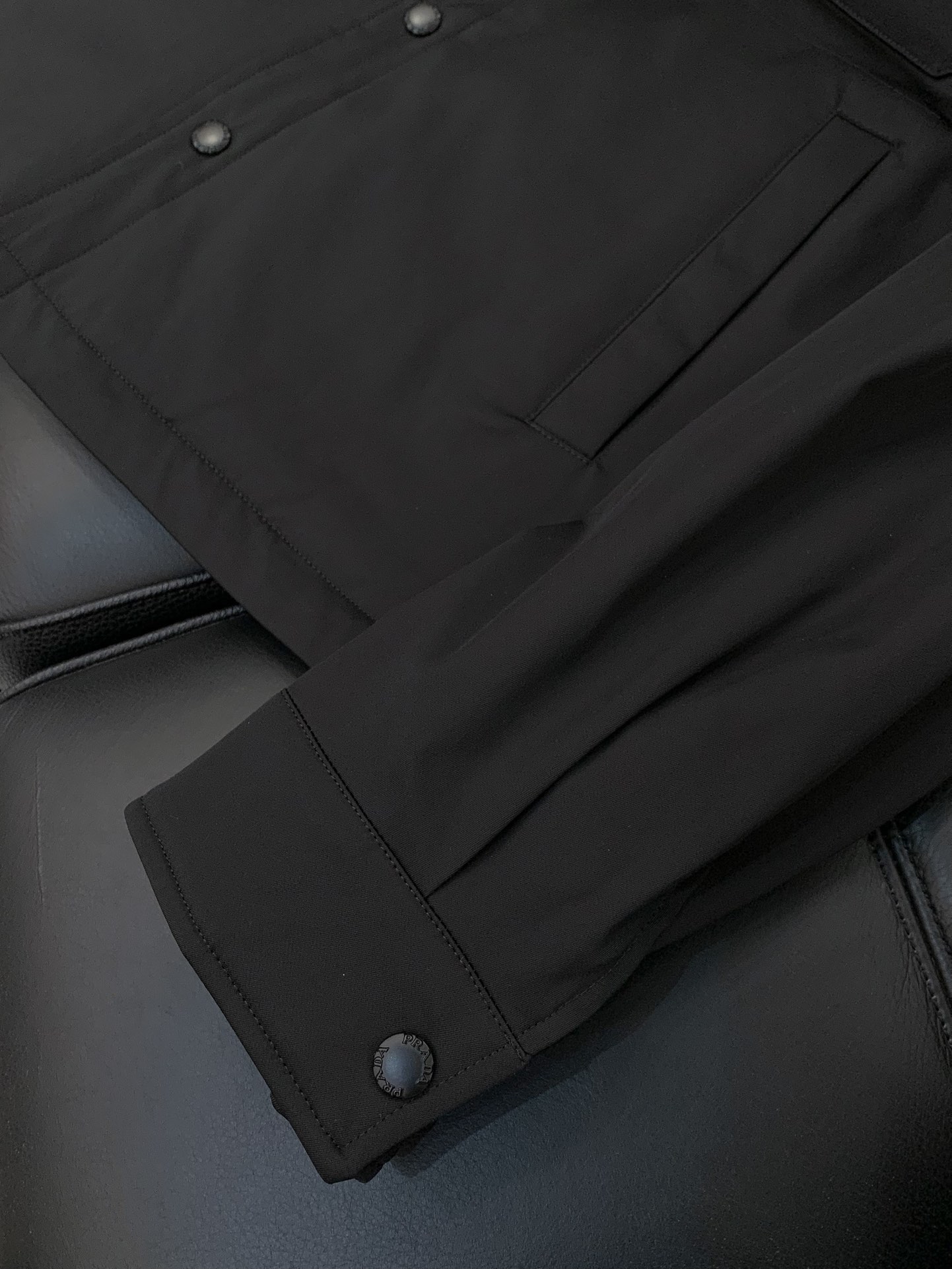 ，PRADA 普拉达，2025冬季最新品，专柜同步有售，时尚休闲棉服夹克外套，进口原版面料，做工极为复杂