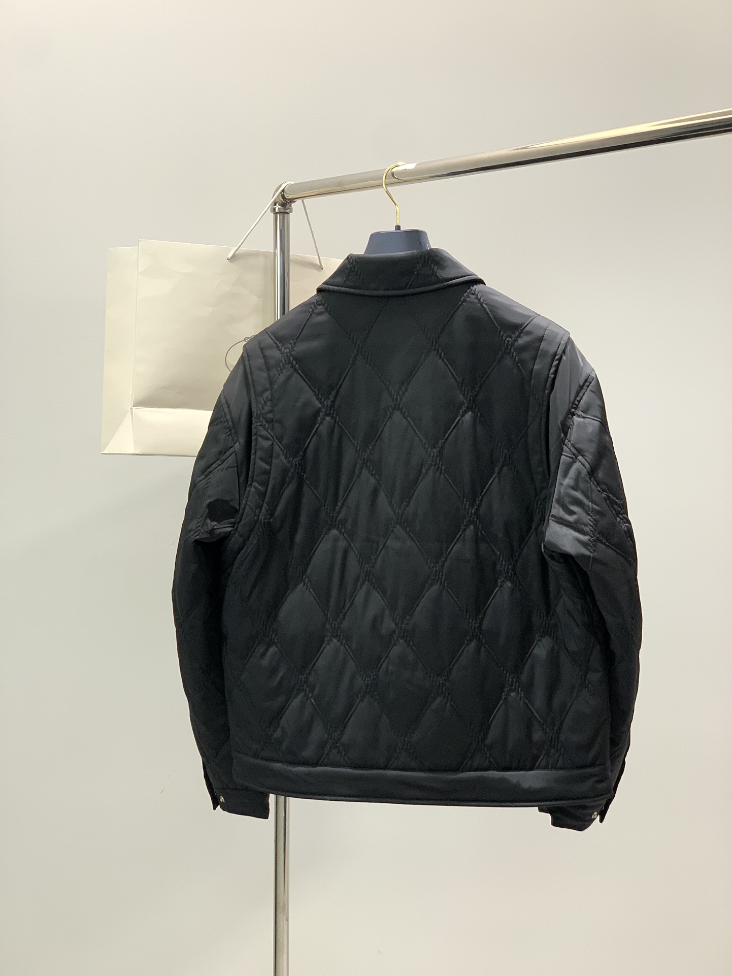 ，PRADA 普拉达，2025冬季最新品，专柜同步有售，时尚休闲棉服夹克外套，进口原版面料，做工极为复杂