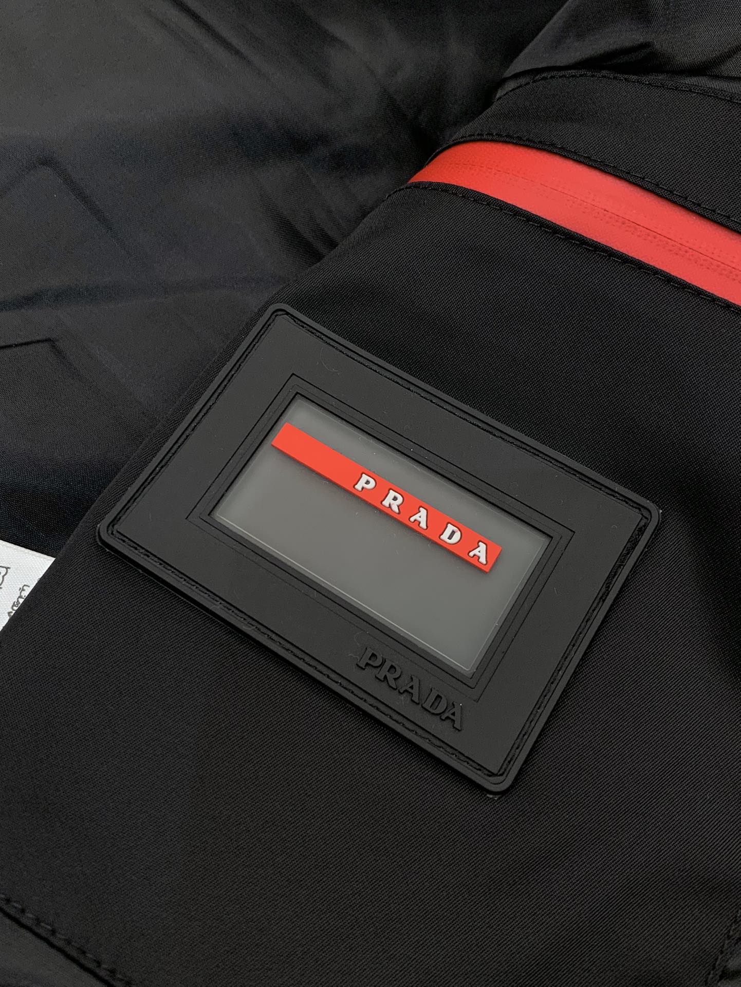 ，PRADA 普拉达，2025冬季最新品，专柜同步有售，时尚休闲棉服夹克外套，进口原版面料，做工极为复杂