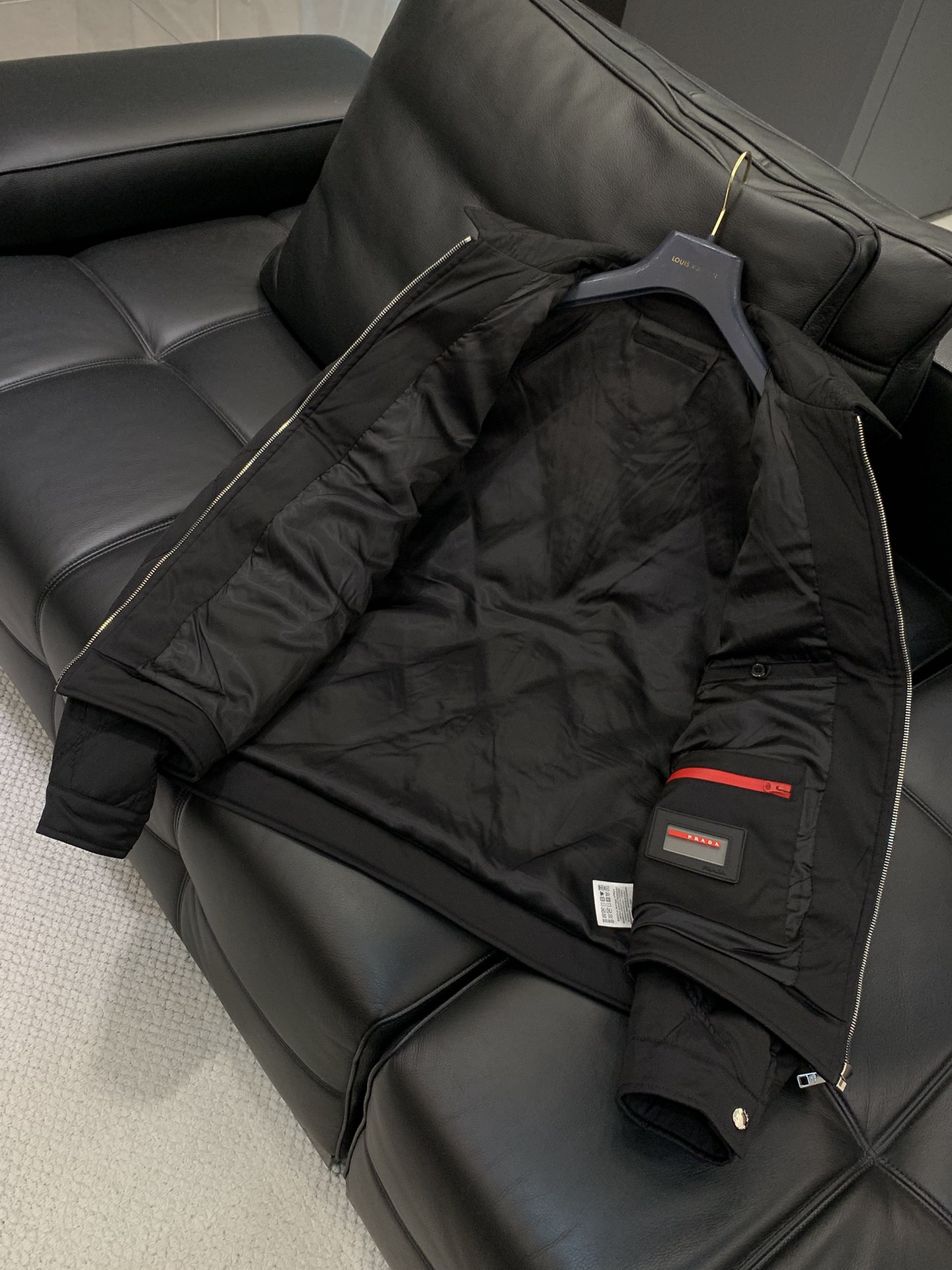 ，PRADA 普拉达，2025冬季最新品，专柜同步有售，时尚休闲棉服夹克外套，进口原版面料，做工极为复杂