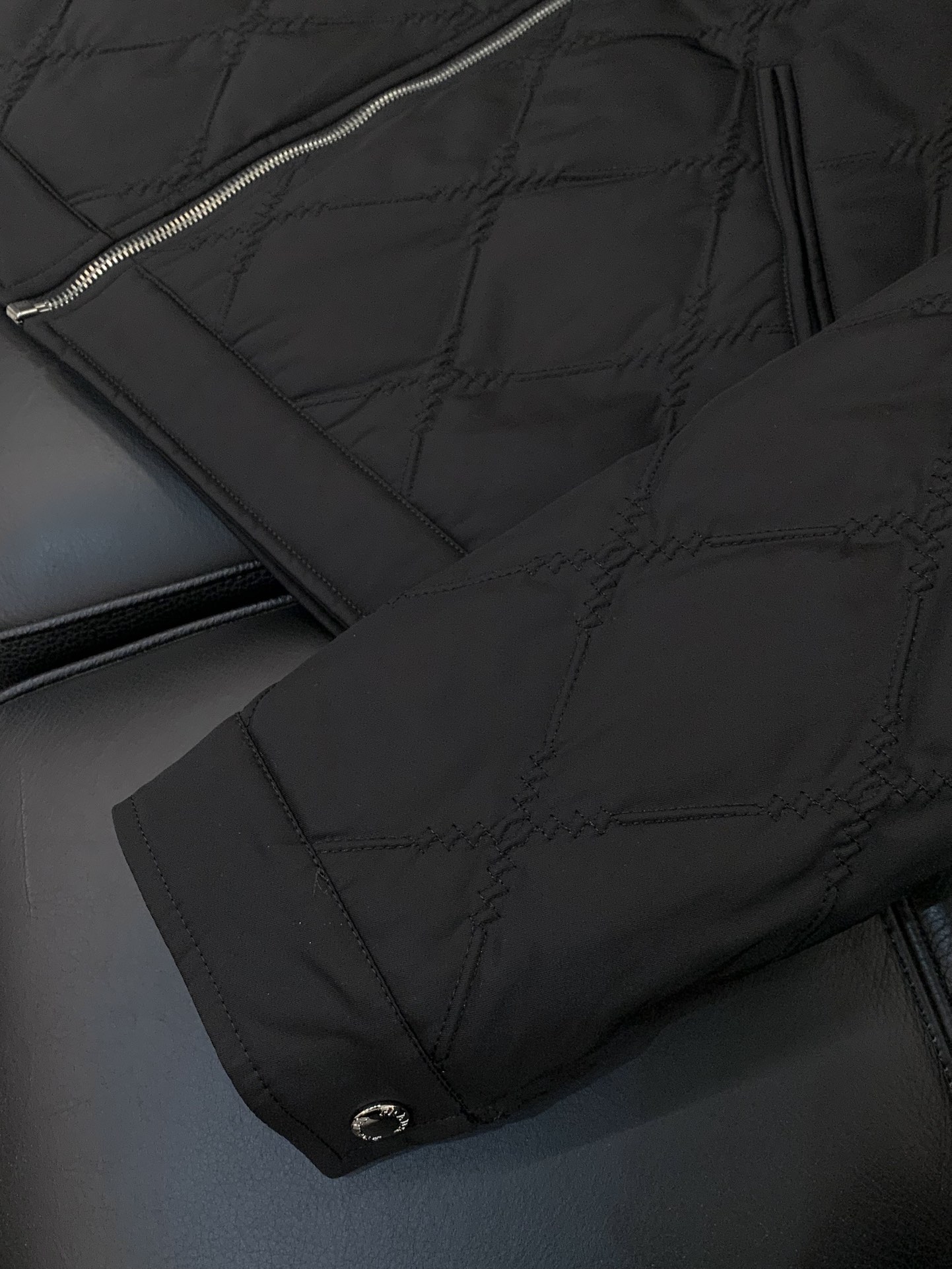 ，PRADA 普拉达，2025冬季最新品，专柜同步有售，时尚休闲棉服夹克外套，进口原版面料，做工极为复杂