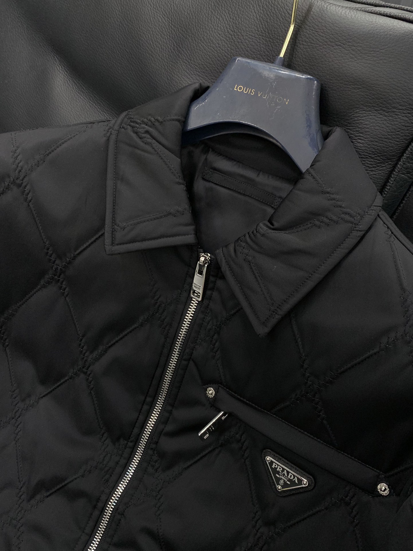 ，PRADA 普拉达，2025冬季最新品，专柜同步有售，时尚休闲棉服夹克外套，进口原版面料，做工极为复杂