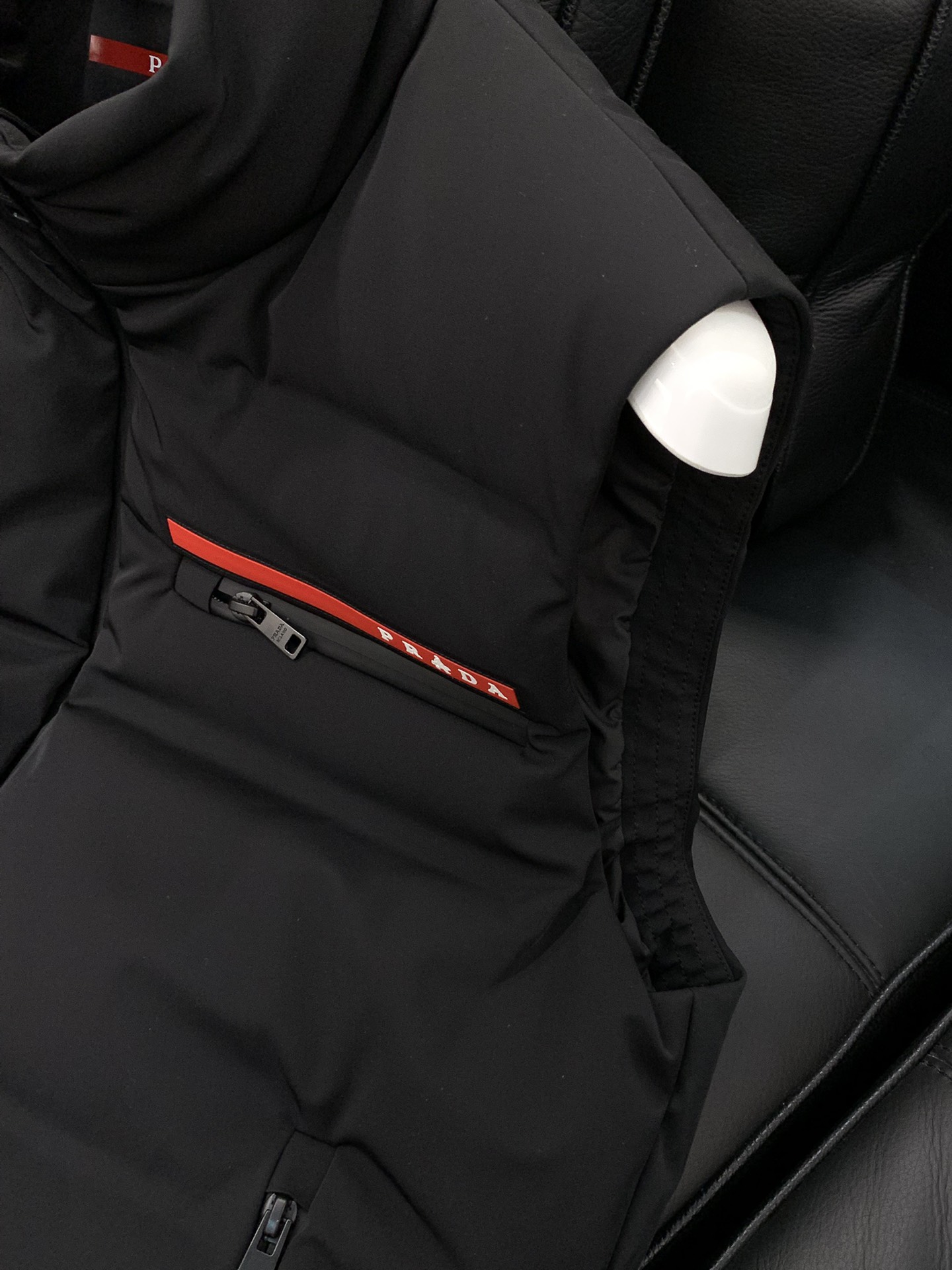 ，PRADA 普拉达，2025冬季最新品，专柜同步有售，时尚休闲羽绒马甲，进口原版面料，做工极为复杂，唯