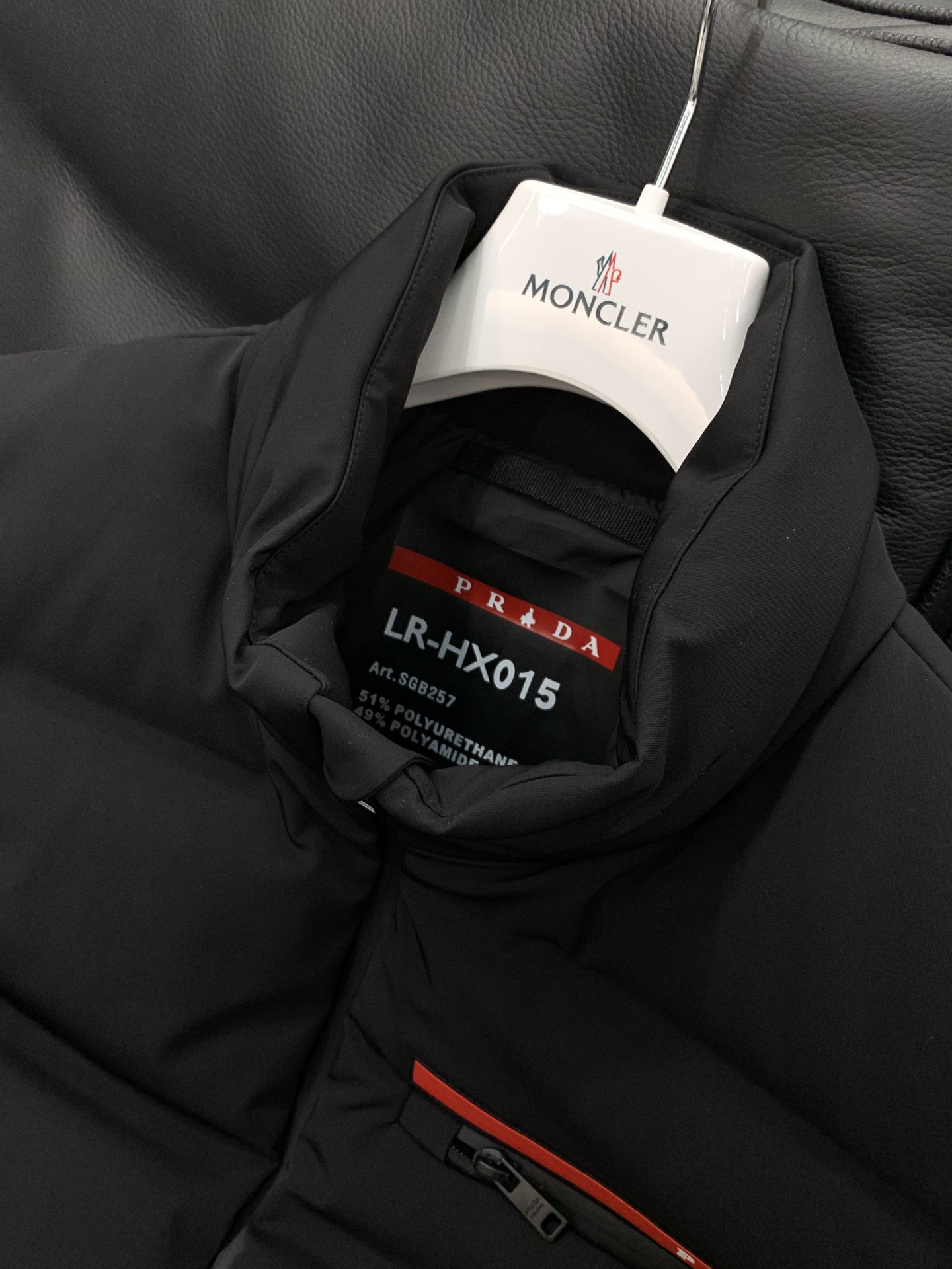 ，PRADA 普拉达，2025冬季最新品，专柜同步有售，时尚休闲羽绒马甲，进口原版面料，做工极为复杂，唯