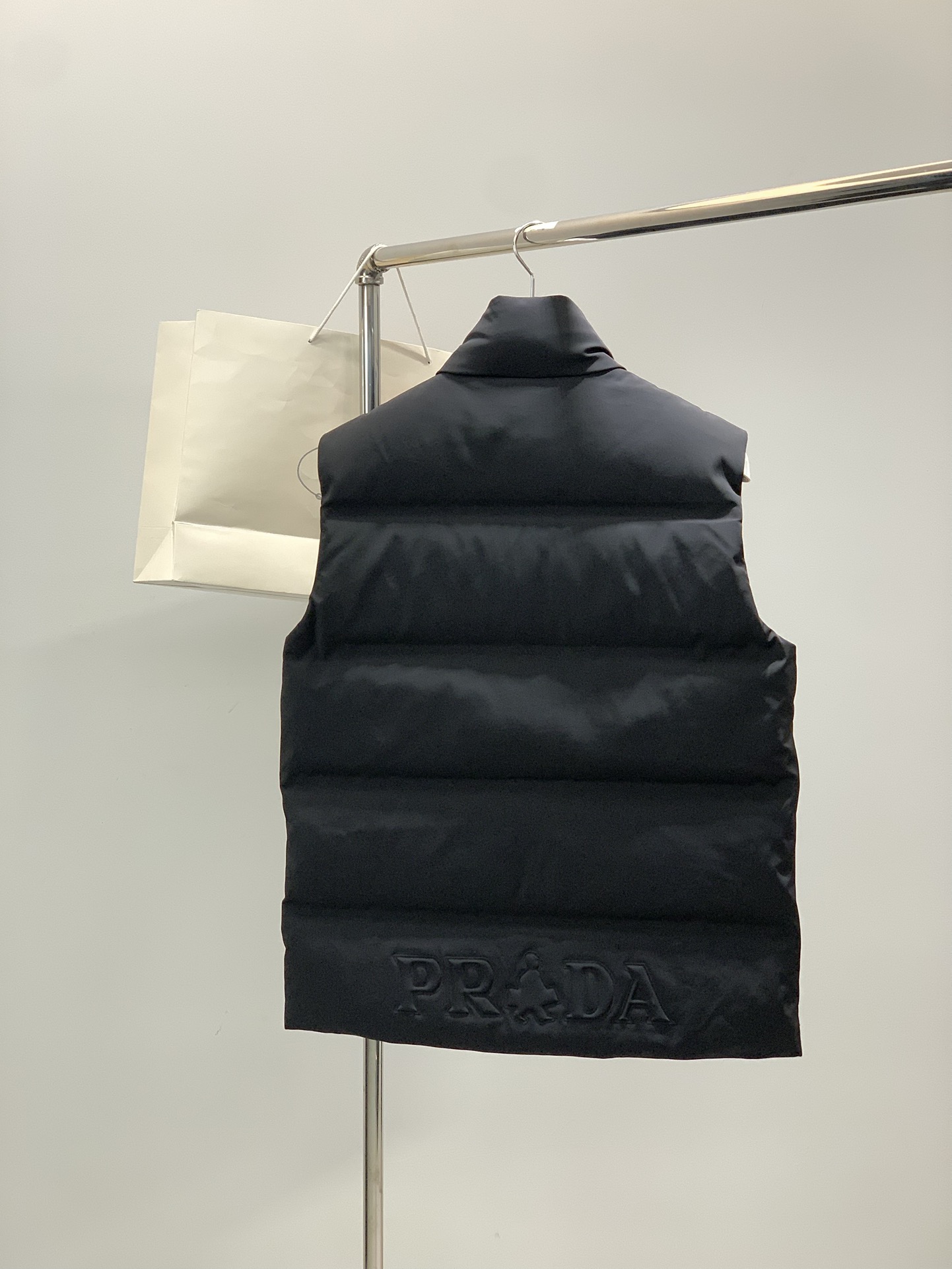 ，PRADA 普拉达，2025冬季最新品，专柜同步有售，时尚休闲羽绒马甲，进口原版面料，做工极为复杂，唯