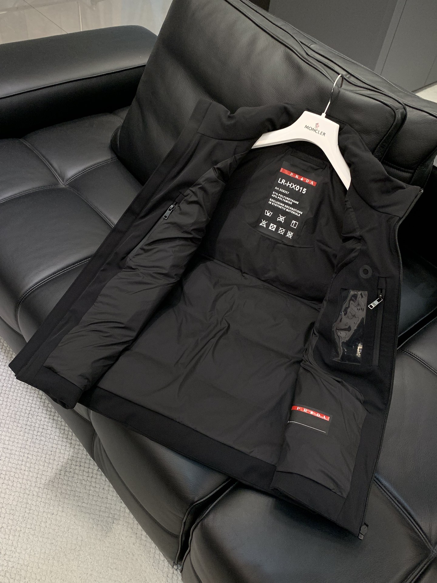 ，PRADA 普拉达，2025冬季最新品，专柜同步有售，时尚休闲羽绒马甲，进口原版面料，做工极为复杂，唯