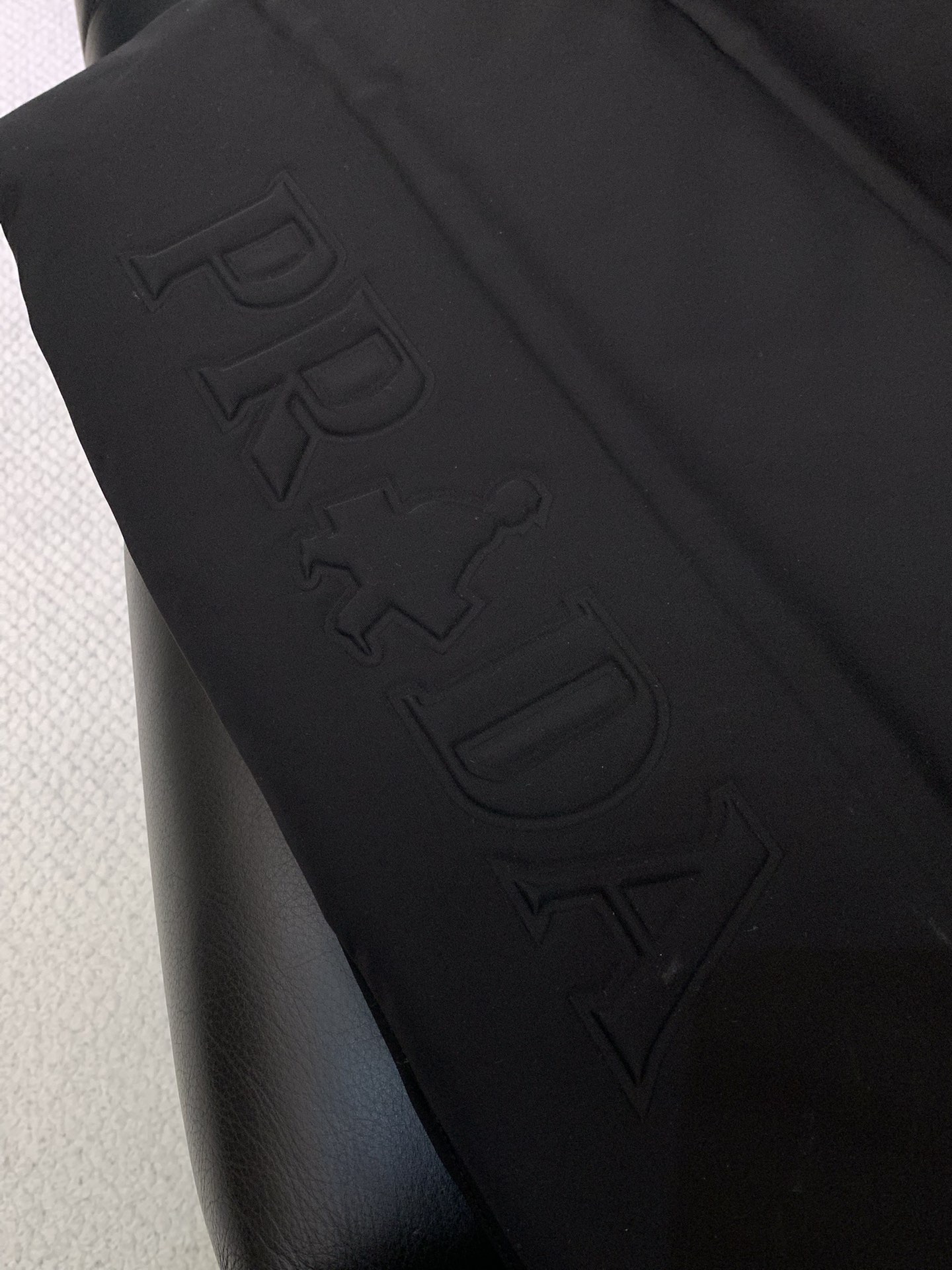 ，PRADA 普拉达，2025冬季最新品，专柜同步有售，时尚休闲羽绒马甲，进口原版面料，做工极为复杂，唯
