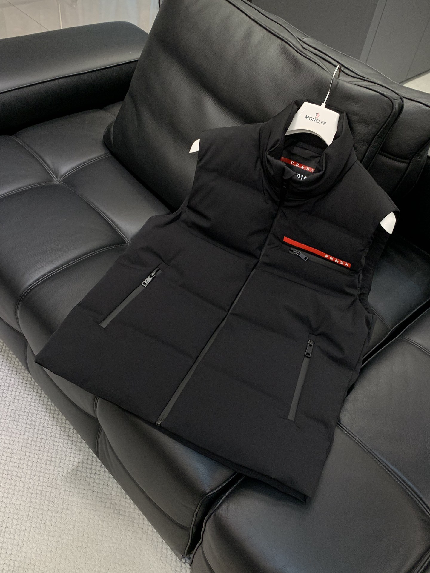 ，PRADA 普拉达，2025冬季最新品，专柜同步有售，时尚休闲羽绒马甲，进口原版面料，做工极为复杂，唯
