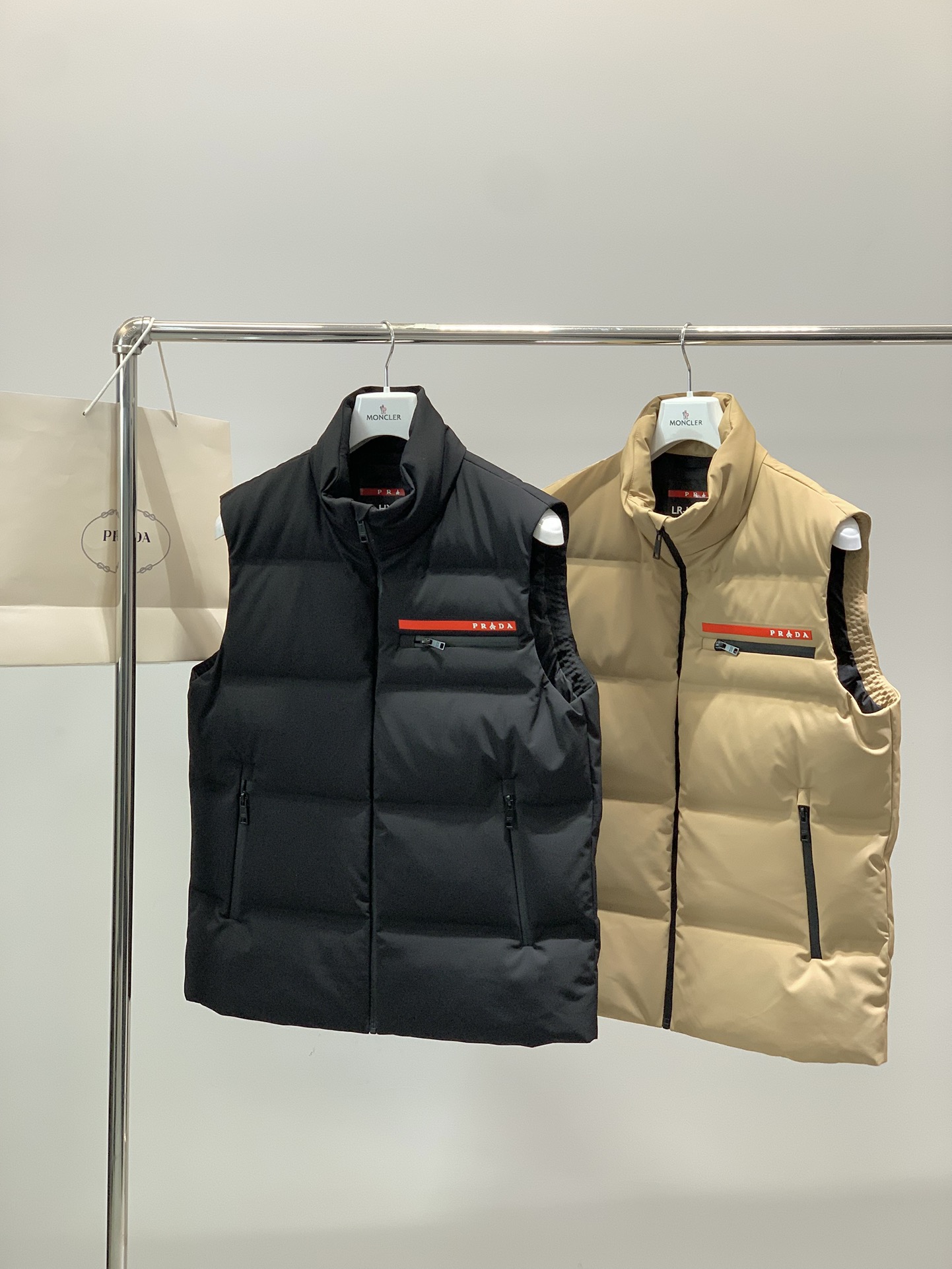 ，PRADA 普拉达，2025冬季最新品，专柜同步有售，时尚休闲羽绒马甲，进口原版面料，做工极为复杂，唯