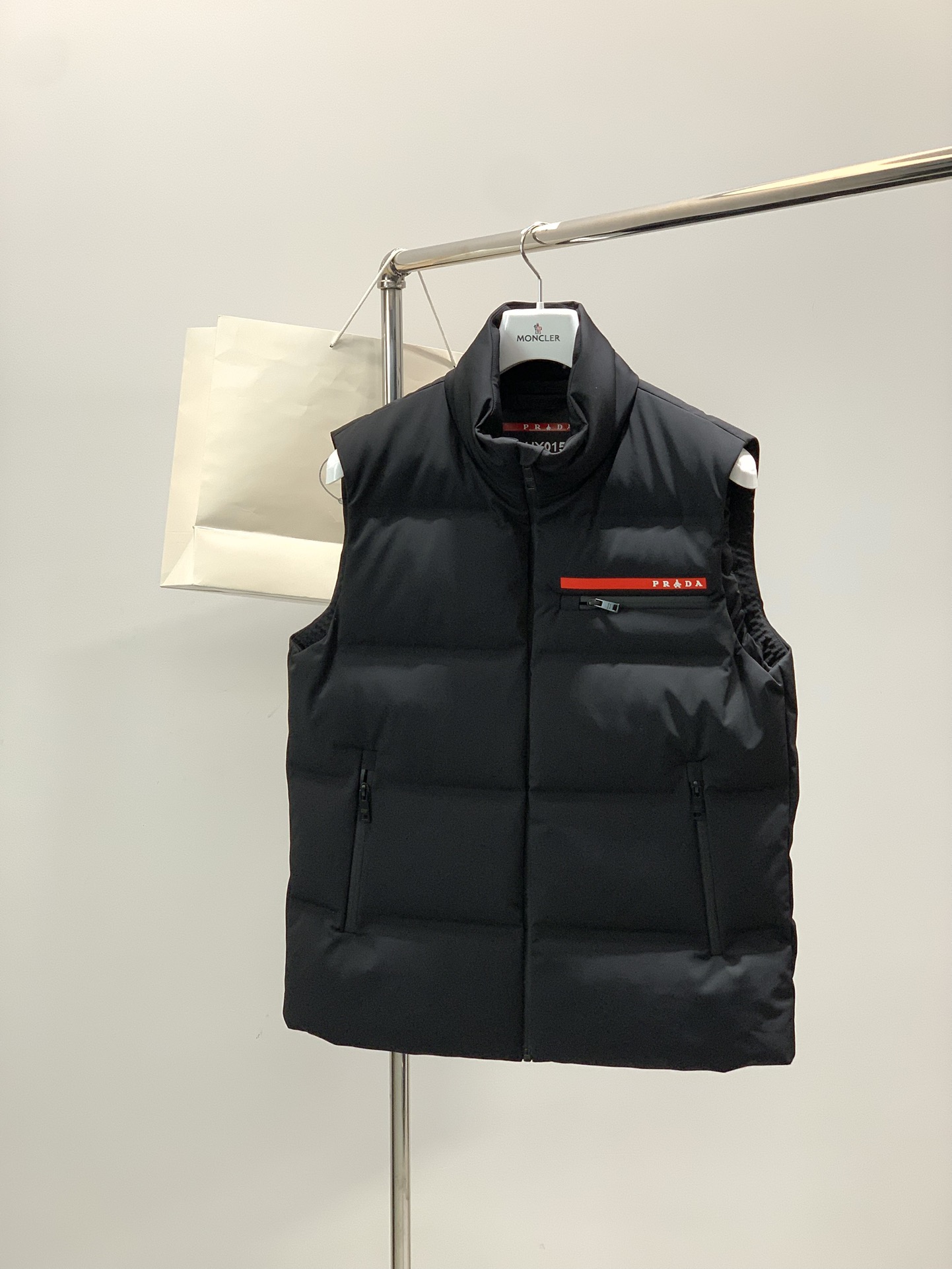 NO:682858,, PRADA, 2025 winter latest product, available at counters simultaneously, fashionable and casual down vest, imported original fabric, extremely complicated workmanship, the only channel that can be used as a purchasing agent, top-grade rubber printing process letter pattern logo, original hardware accessories decoration, extremely high-grade, comfortable and versatile, handsome and stylish upper body, 2 colors recommended, size M-3XL,, prada, prada, down jacket,19860909,PRADA 普拉达,2025冬季最新品,专柜同步有售,时尚休闲羽绒马甲,进口原版面料,做工极为复杂,唯一可以做代购级别的渠道狠货,顶级印胶工艺字母图案logo,原版五金辅料装饰,档次极高,舒适百搭,上身帅气有型,2色推荐,码数M-3XL,,prada,prada,down jacket,,Men's clothing