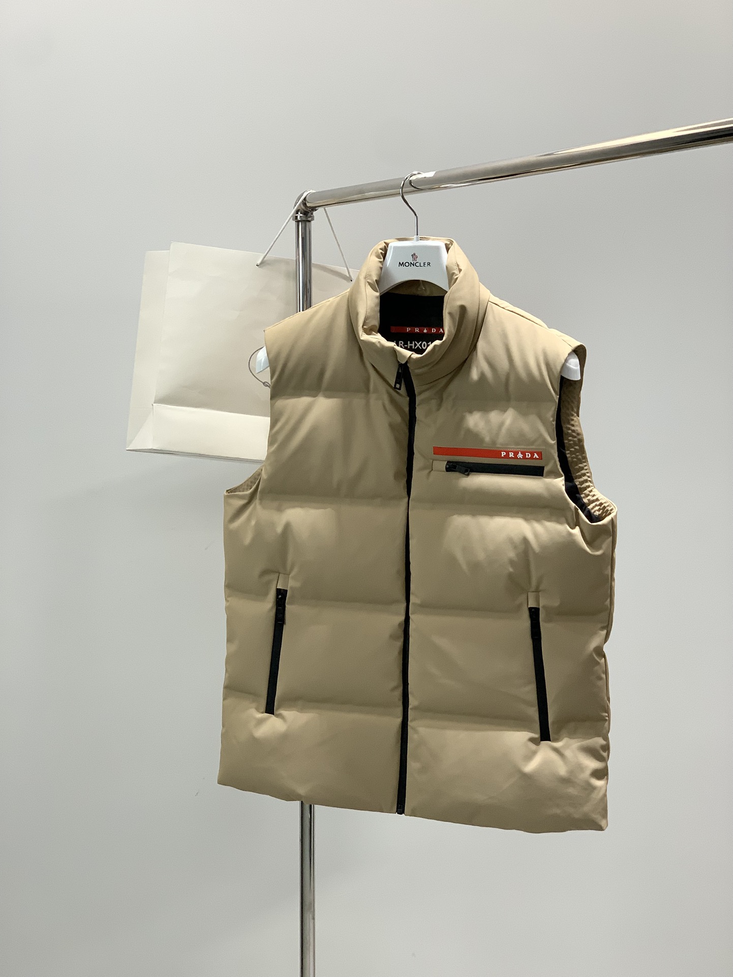 ，PRADA 普拉达，2025冬季最新品，专柜同步有售，时尚休闲羽绒马甲，进口原版面料，做工极为复杂，唯