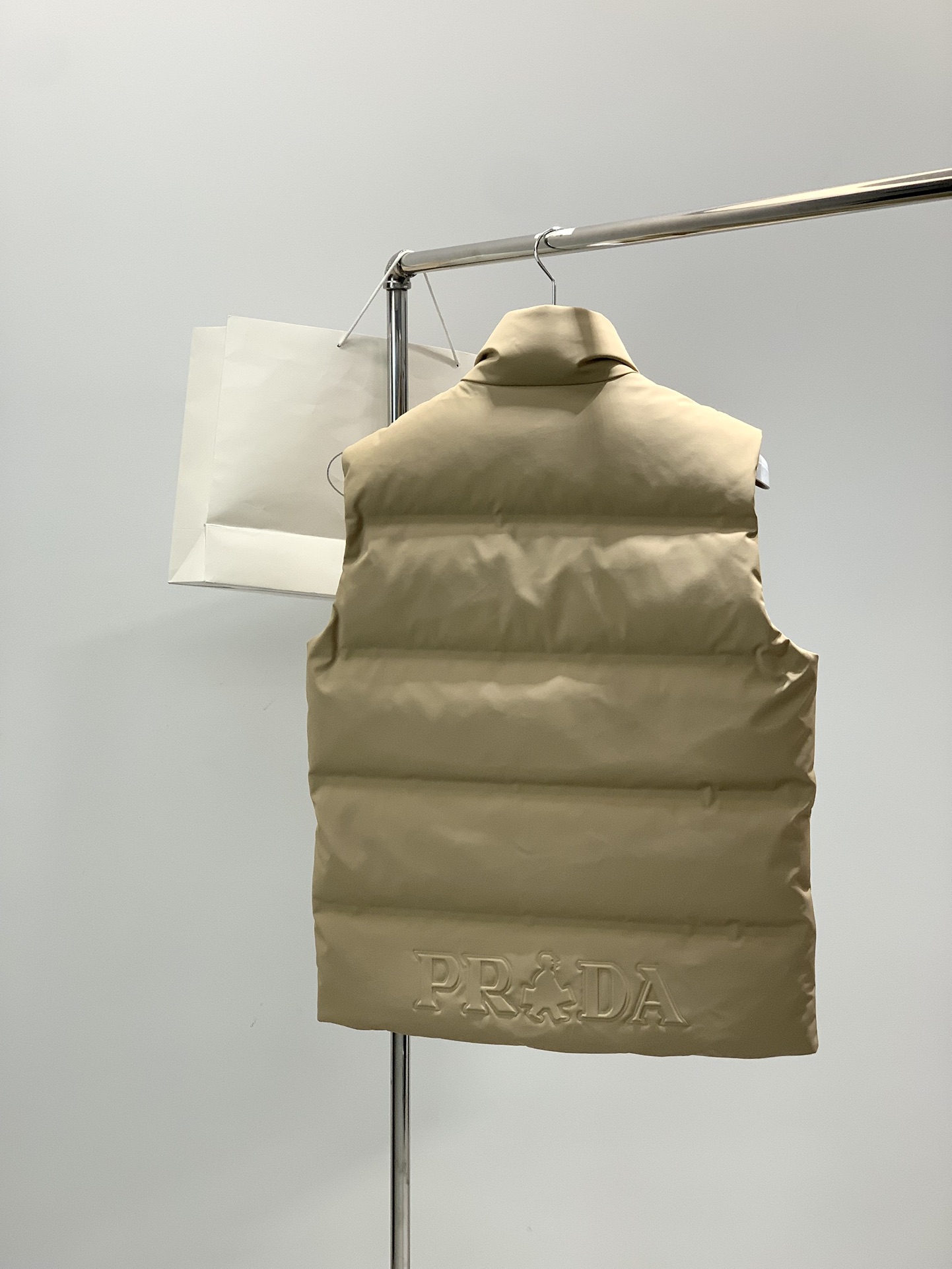 ，PRADA 普拉达，2025冬季最新品，专柜同步有售，时尚休闲羽绒马甲，进口原版面料，做工极为复杂，唯