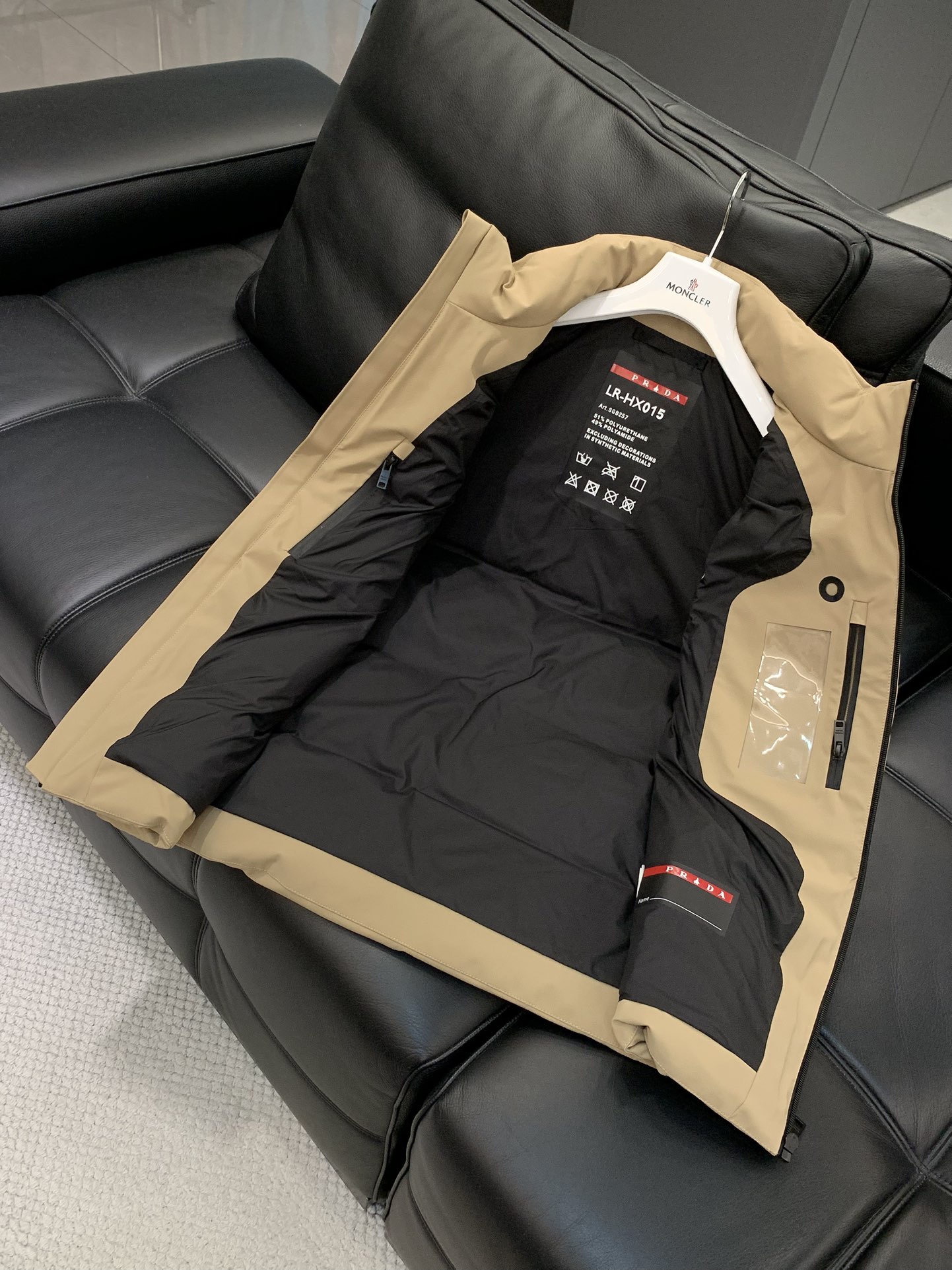 ，PRADA 普拉达，2025冬季最新品，专柜同步有售，时尚休闲羽绒马甲，进口原版面料，做工极为复杂，唯