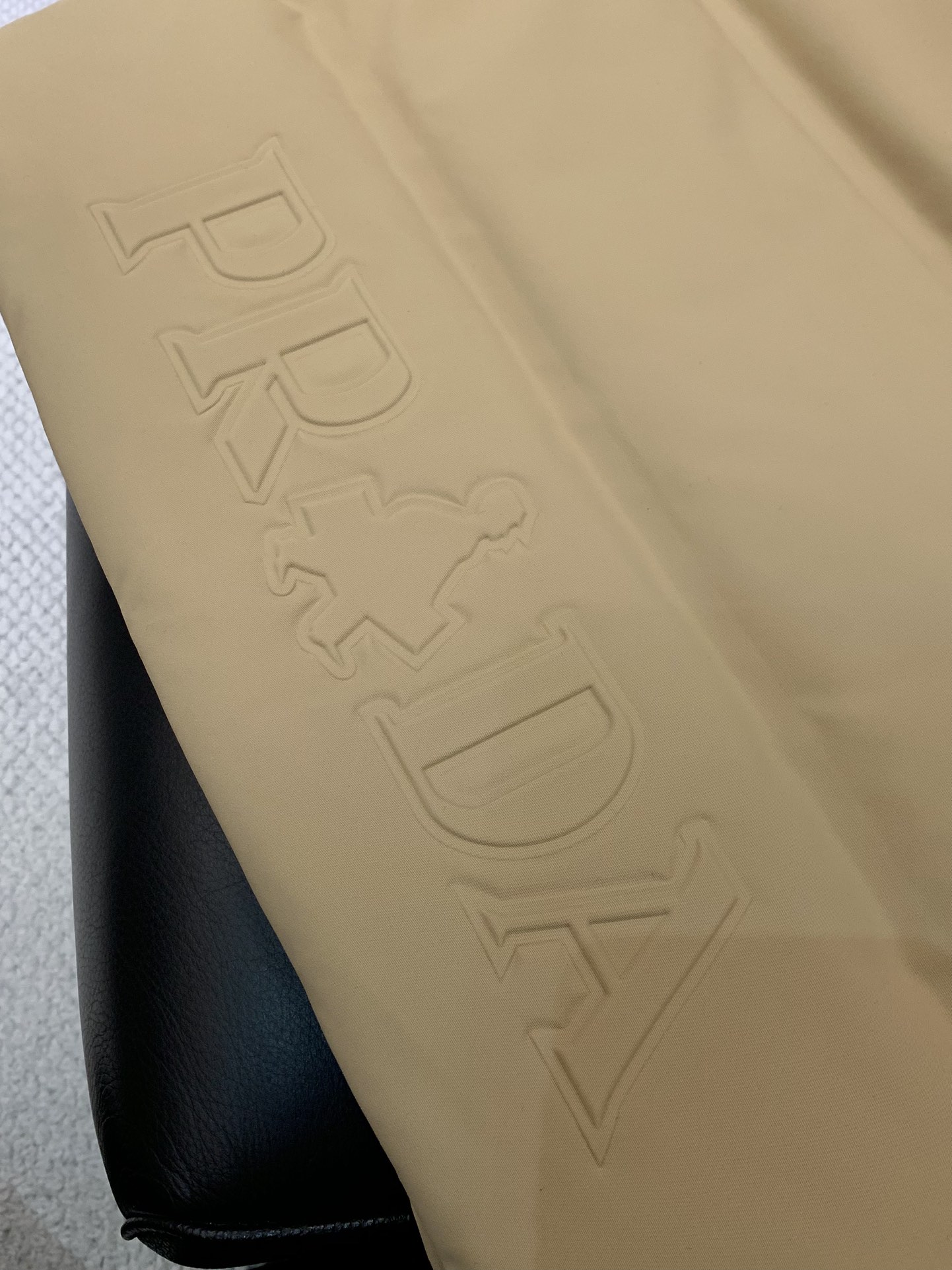 ，PRADA 普拉达，2025冬季最新品，专柜同步有售，时尚休闲羽绒马甲，进口原版面料，做工极为复杂，唯