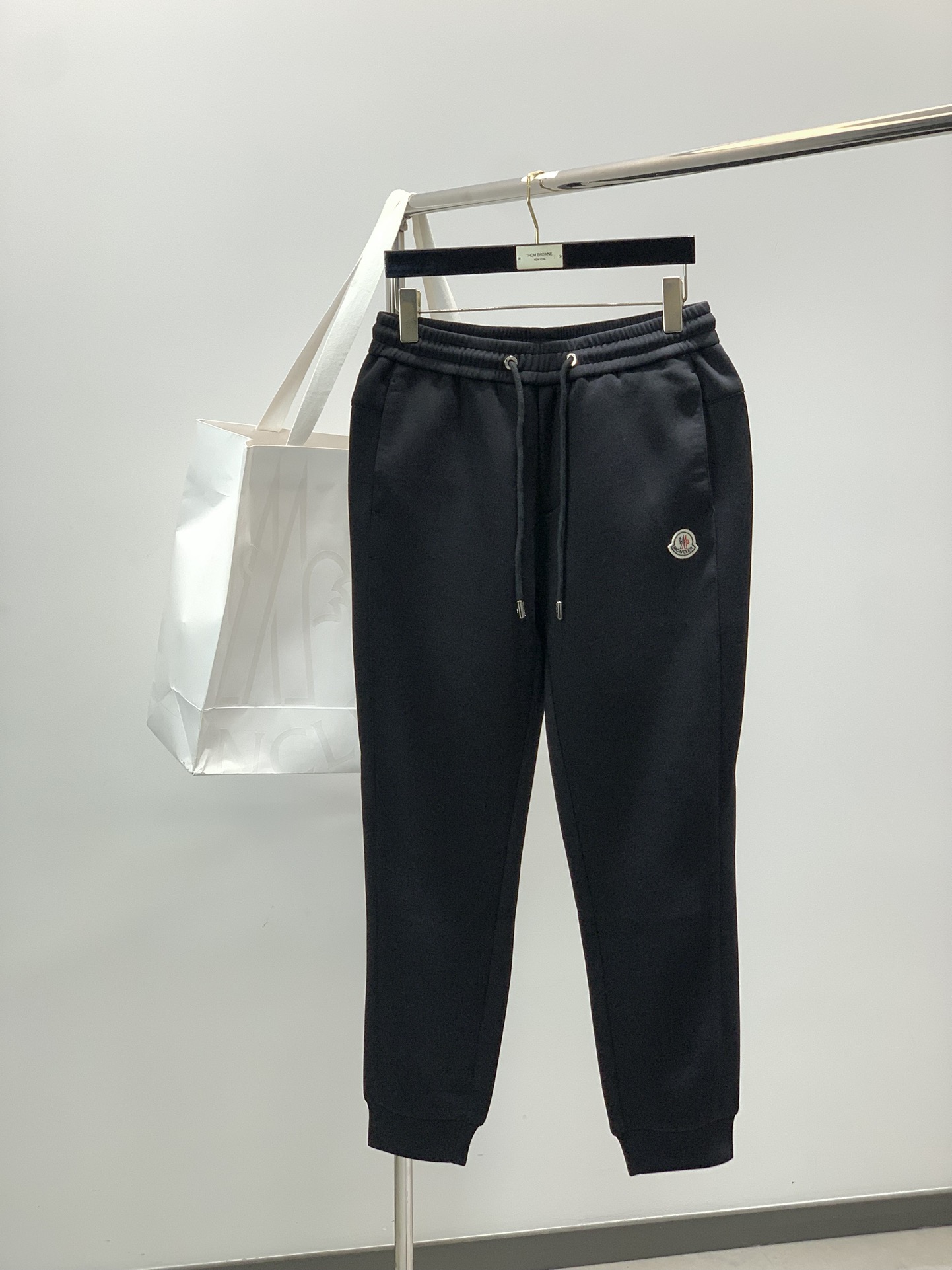 NO:682864,, Moncler Mouth Mouth, 2025 autumn latest product, available at counters simultaneously, original goods, fashionable casual pants, using imported original fabrics, top embroidery crafts letter pattern logo, original hardware accessories decoration, simple yet fashionable, fashionable and handsome upper body, size M-3XL,,Moncler,19860909,Moncler 蒙口,2025秋季最新品,专柜同步有售,原单狠货,时尚休闲裤,采用进口原版面料,顶级刺绣工艺字母图案logo,原版五金辅料装饰,简单而不失时尚,上身时尚帅气,码数M-3XL,,Moncler,,Men's clothing