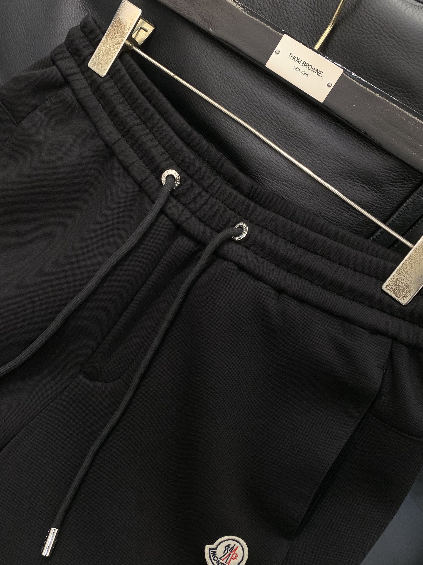 ，Moncler 蒙口，2025秋季最新品，专柜同步有售，原单狠货，时尚休闲裤，采用进口原版面料，顶级刺