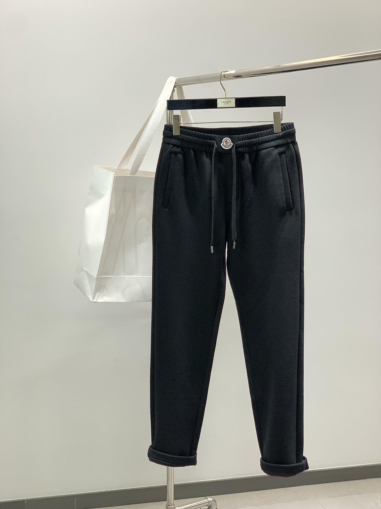 NO:682861,, Moncler Mouth Mouth, 2025 winter latest product, available at counters simultaneously, original goods, fashionable velvet casual pants, using imported original fabrics, top embroidery crafts letter pattern logo, original hardware accessories decoration, simple yet fashionable, fashionable and handsome upper body, size M-3XL,,Moncler,19860909,Moncler 蒙口,2025冬季最新品,专柜同步有售,原单狠货,时尚绒休闲裤,采用进口原版面料,顶级刺绣工艺字母图案logo,原版五金辅料装饰,简单而不失时尚,上身时尚帅气,码数M-3XL,,Moncler,,Men's clothing