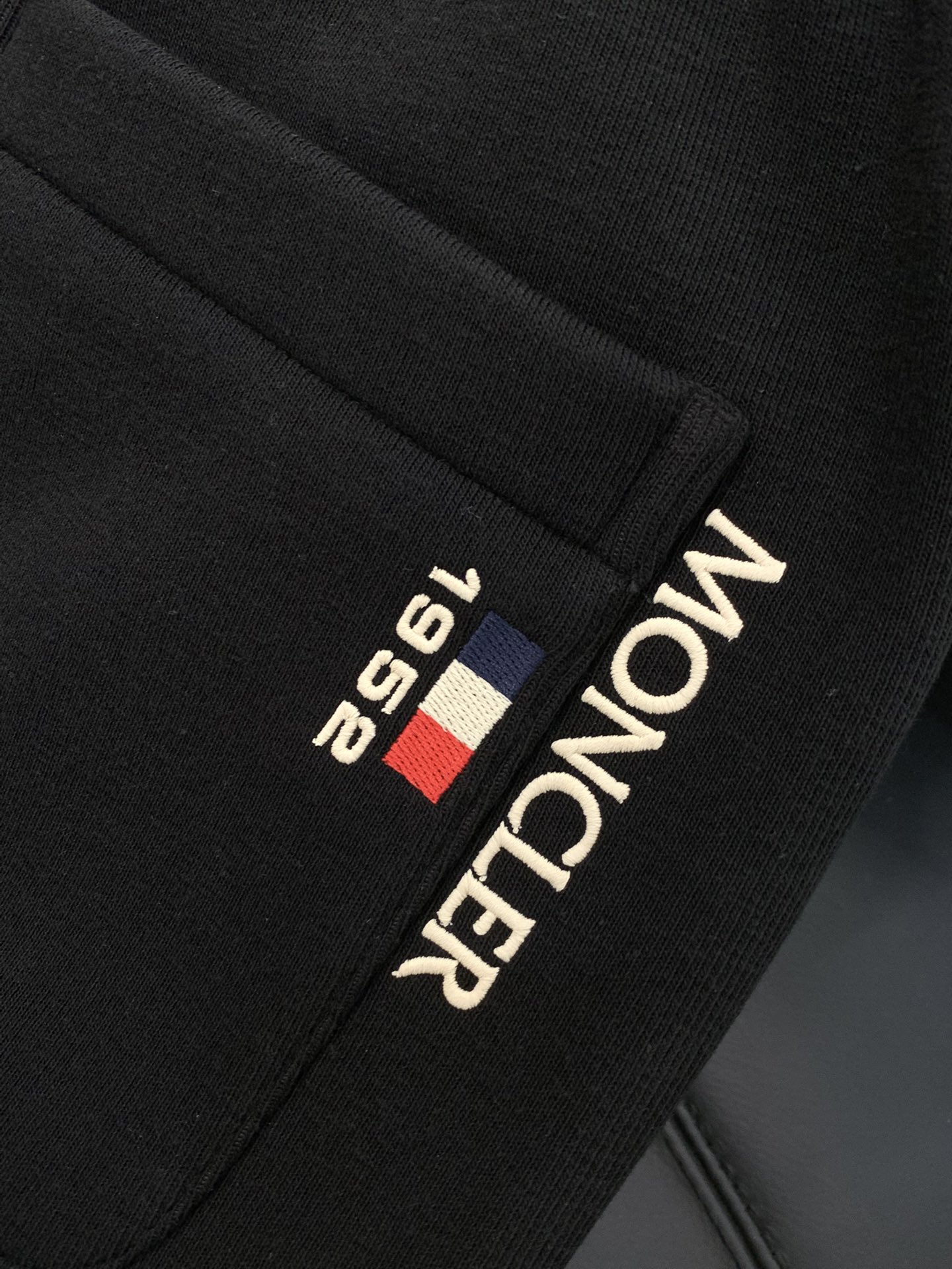 ，Moncler 蒙口，2025冬季最新品，专柜同步有售，原单狠货，时尚➕绒休闲裤，采用进口原版面料，顶