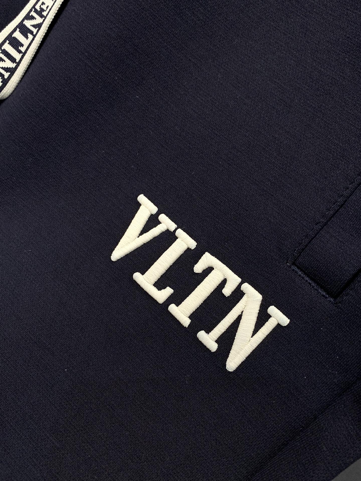 ，Valentino 华伦天奴，2025秋季新品，专柜同步有售，原单狠货，时尚休闲裤，采用进口原版面料，