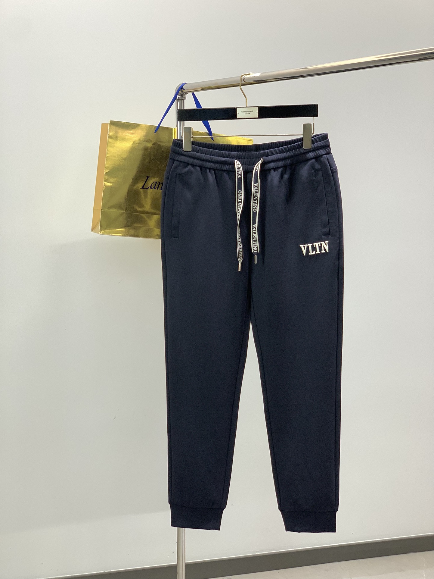 NO:682870,, Valentino, 2025 autumn new products, available at counters simultaneously, original goods, fashionable casual pants, using imported original fabrics, top embroidery technology letter pattern logo, original hardware accessories decoration, unique design, comfortable upper body, original hardware accessories, exquisite workmanship, extremely handsome upper body, 2 colors recommended, size M-3XL,, valentino, valentino,19860909,Valentino 华伦天奴,2025秋季新品,专柜同步有售,原单狠货,时尚休闲裤,采用进口原版面料,顶级刺绣工艺字母图案logo,原版五金辅料装饰,独特设计,上身舒适,原版五金辅料,工艺精湛,上身帅到爆,2色推荐,码数M-3XL,,valentino,valentino,,Men's clothing