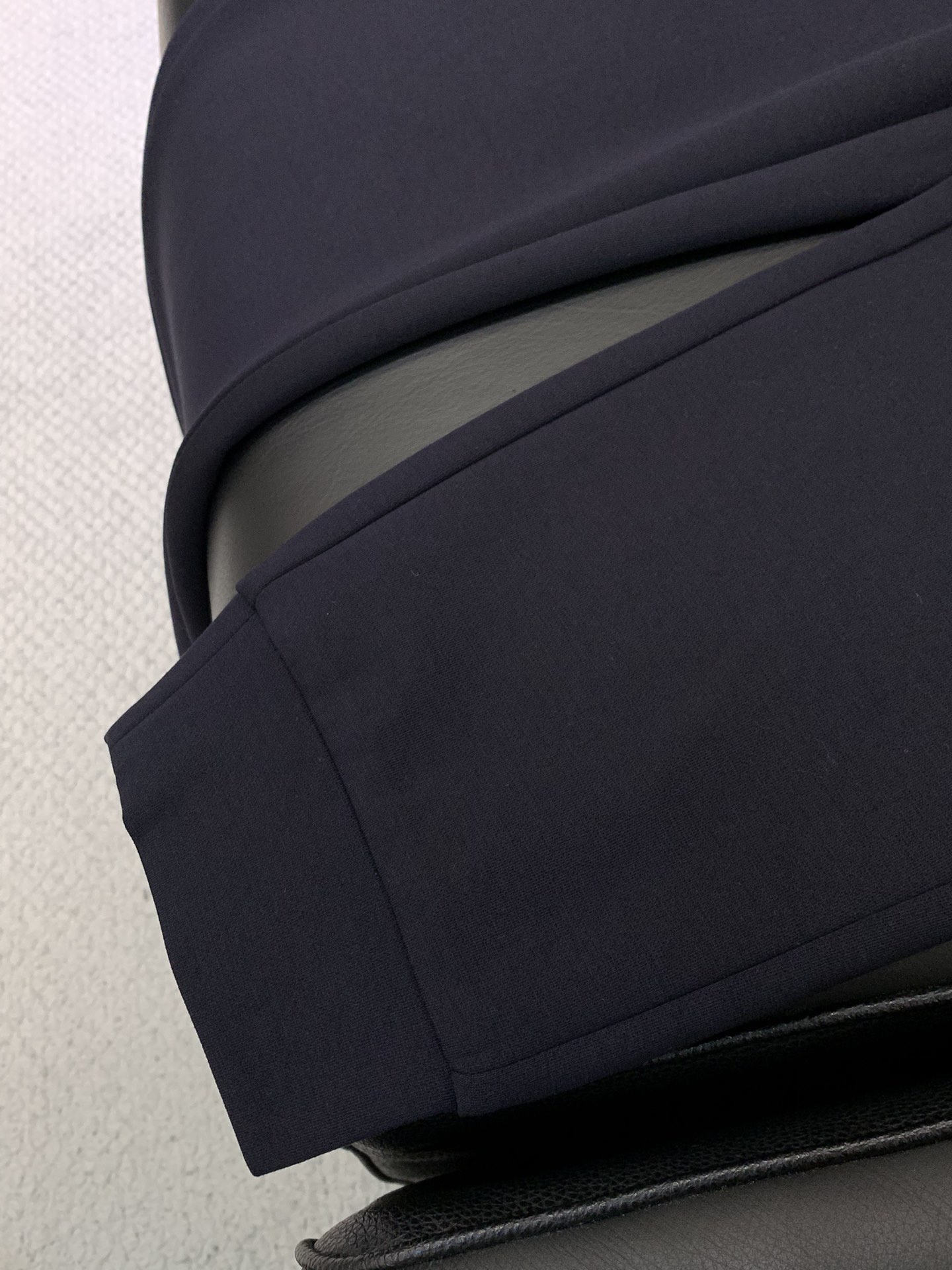 ，Valentino 华伦天奴，2025秋季新品，专柜同步有售，原单狠货，时尚休闲裤，采用进口原版面料，