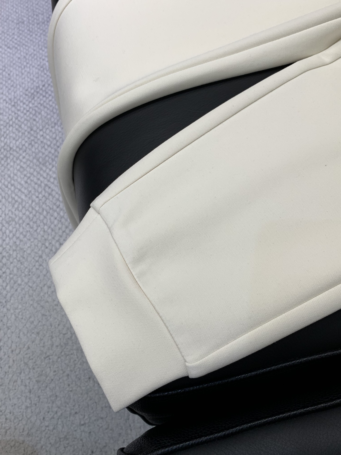 ，Valentino 华伦天奴，2025秋季新品，专柜同步有售，原单狠货，时尚休闲裤，采用进口原版面料，