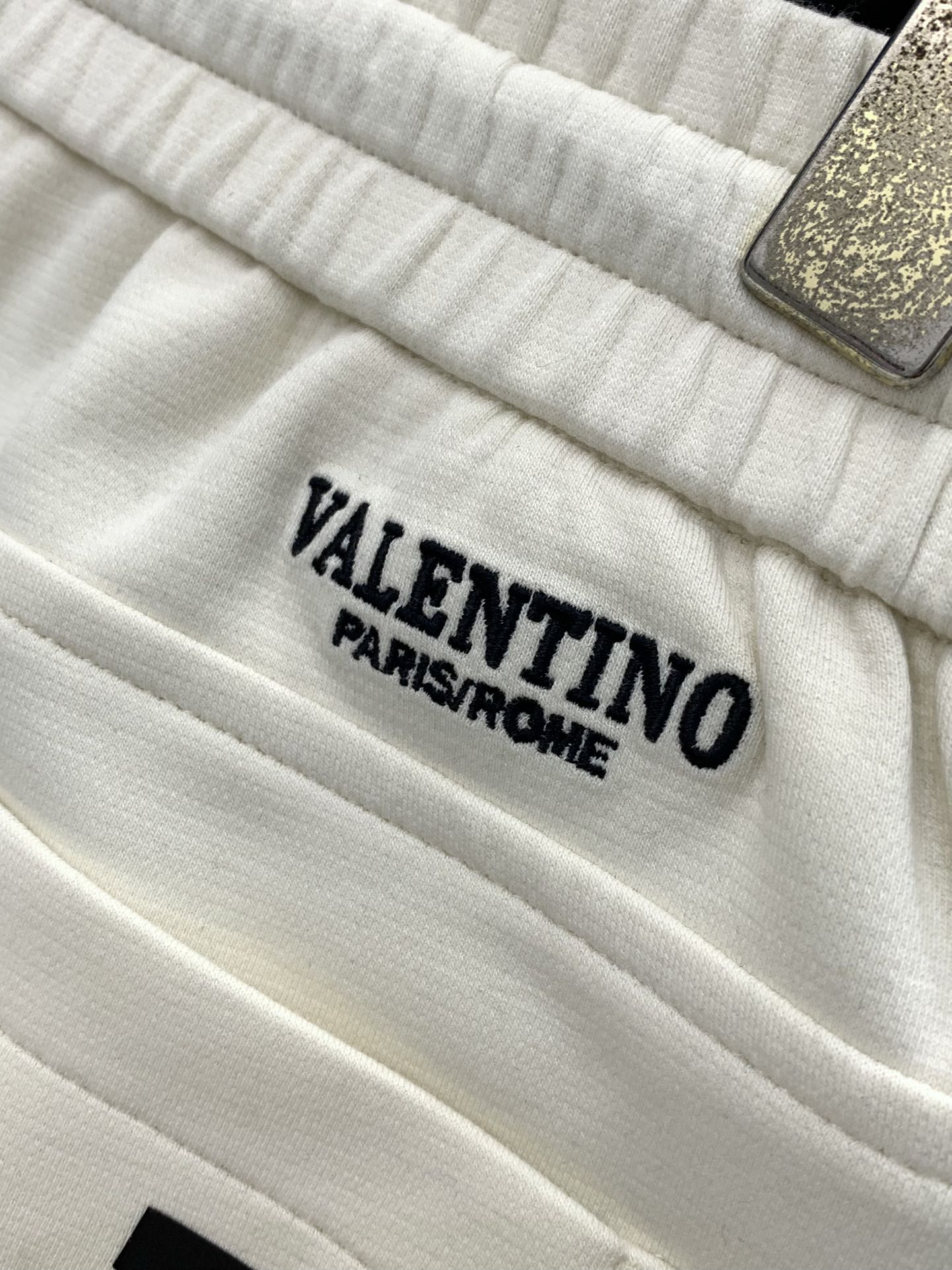 ，Valentino 华伦天奴，2025秋季新品，专柜同步有售，原单狠货，时尚休闲裤，采用进口原版面料，