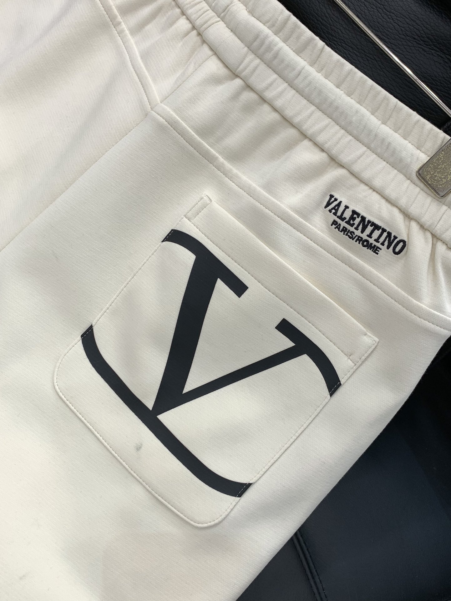 ，Valentino 华伦天奴，2025秋季新品，专柜同步有售，原单狠货，时尚休闲裤，采用进口原版面料，