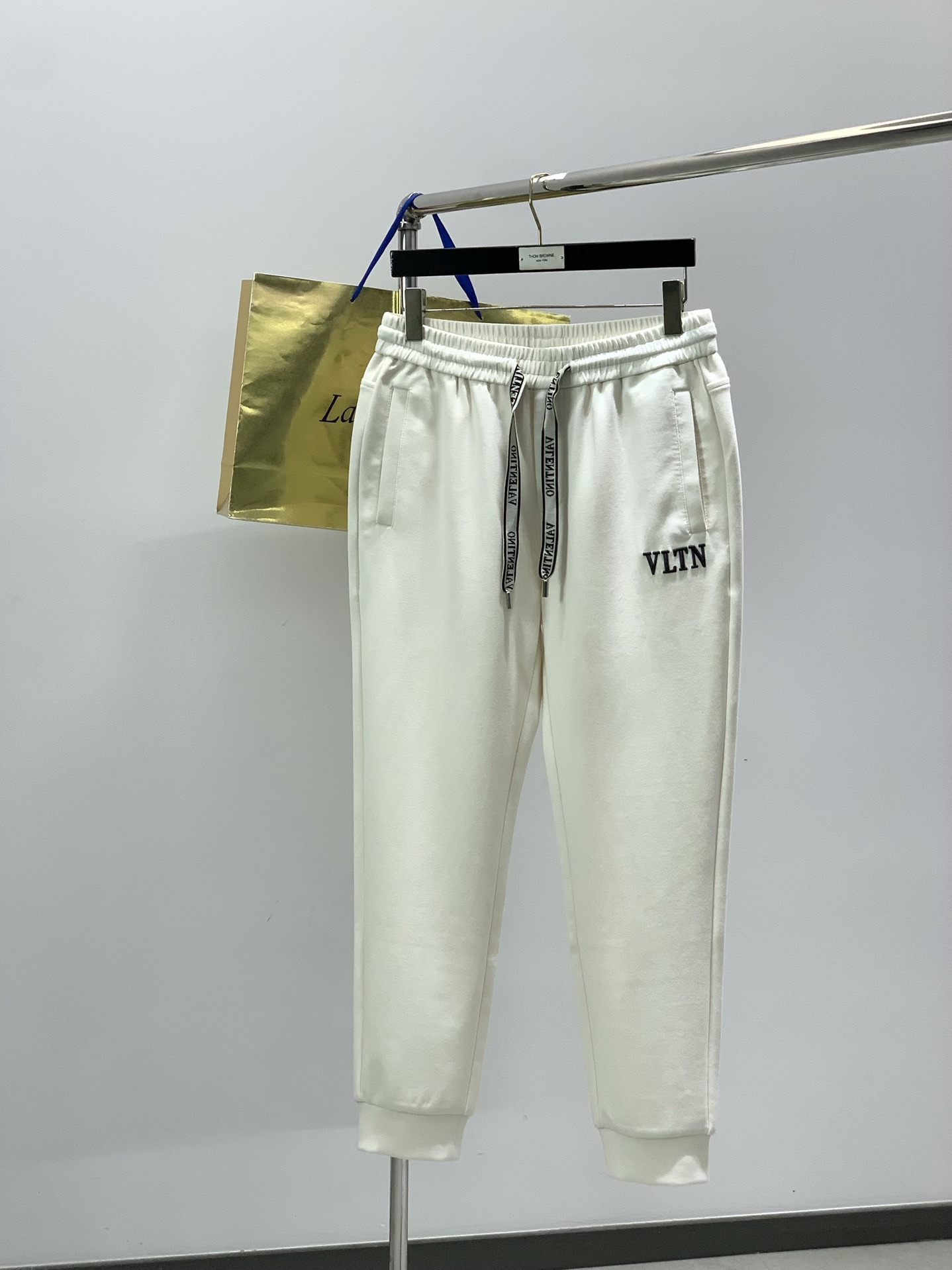 ，Valentino 华伦天奴，2025秋季新品，专柜同步有售，原单狠货，时尚休闲裤，采用进口原版面料，