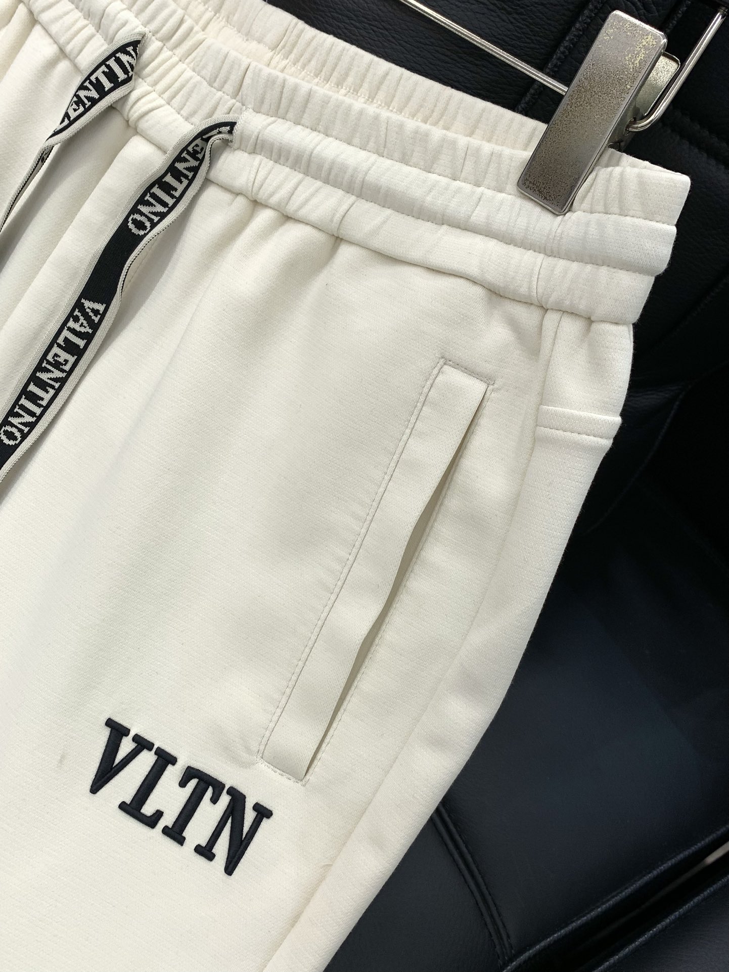 ，Valentino 华伦天奴，2025秋季新品，专柜同步有售，原单狠货，时尚休闲裤，采用进口原版面料，