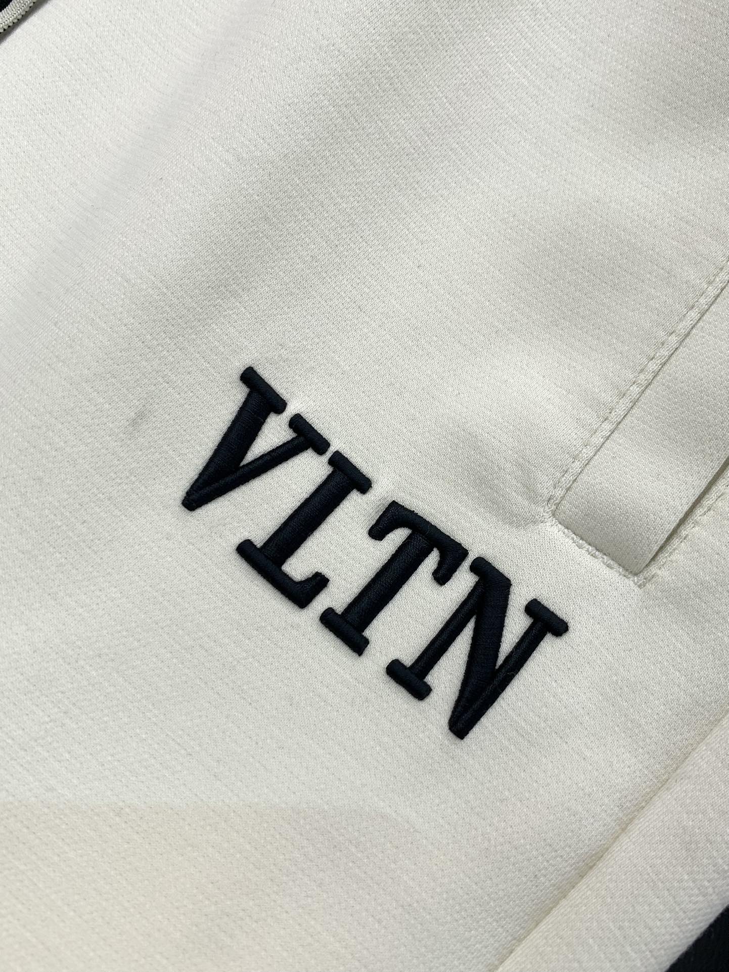 ，Valentino 华伦天奴，2025秋季新品，专柜同步有售，原单狠货，时尚休闲裤，采用进口原版面料，