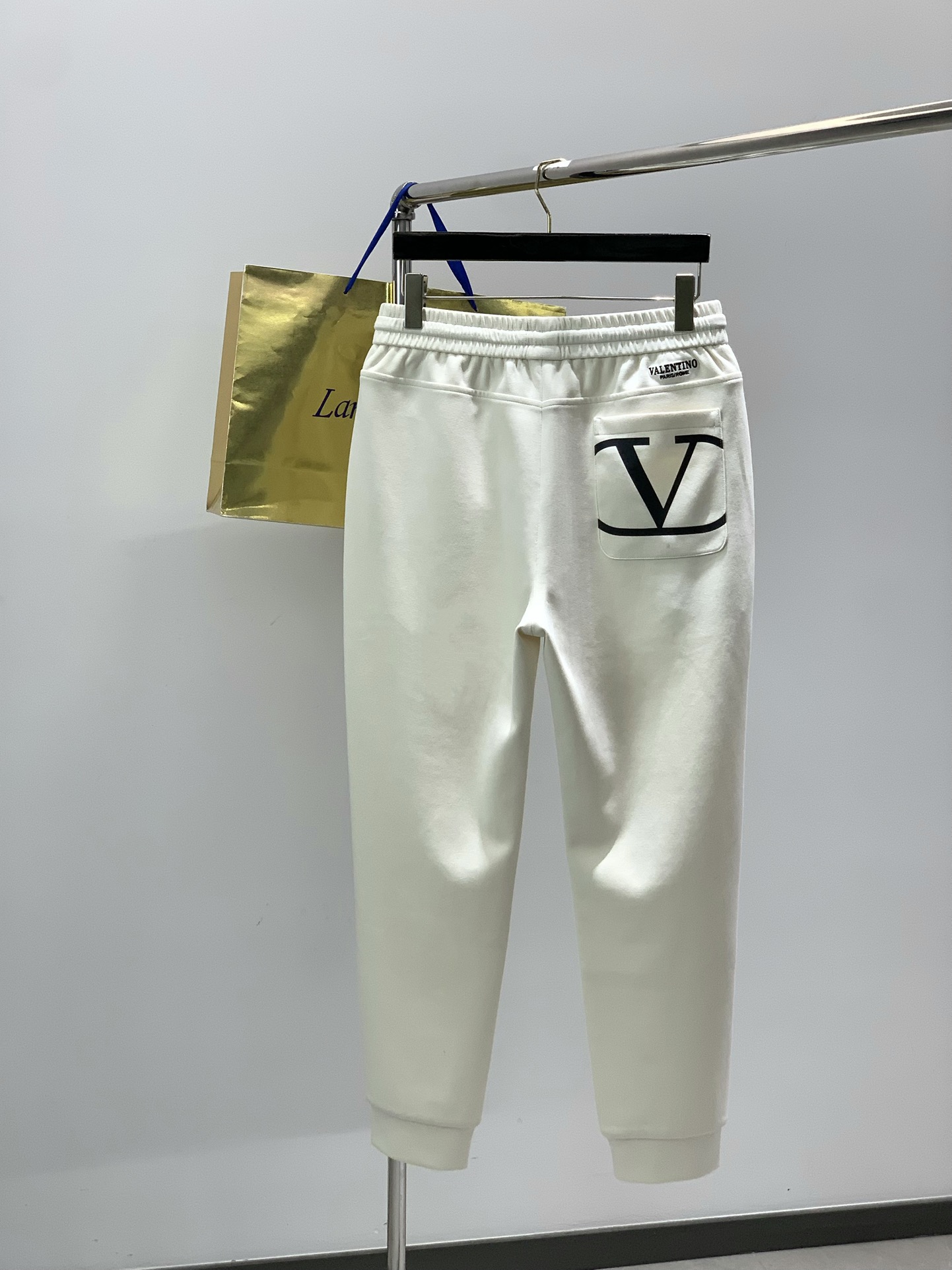 ，Valentino 华伦天奴，2025秋季新品，专柜同步有售，原单狠货，时尚休闲裤，采用进口原版面料，