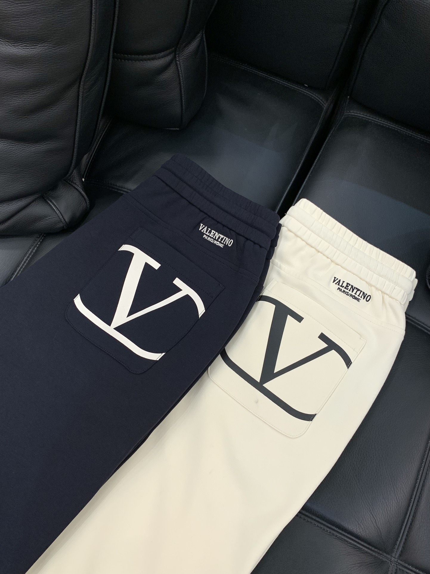 ，Valentino 华伦天奴，2025秋季新品，专柜同步有售，原单狠货，时尚休闲裤，采用进口原版面料，