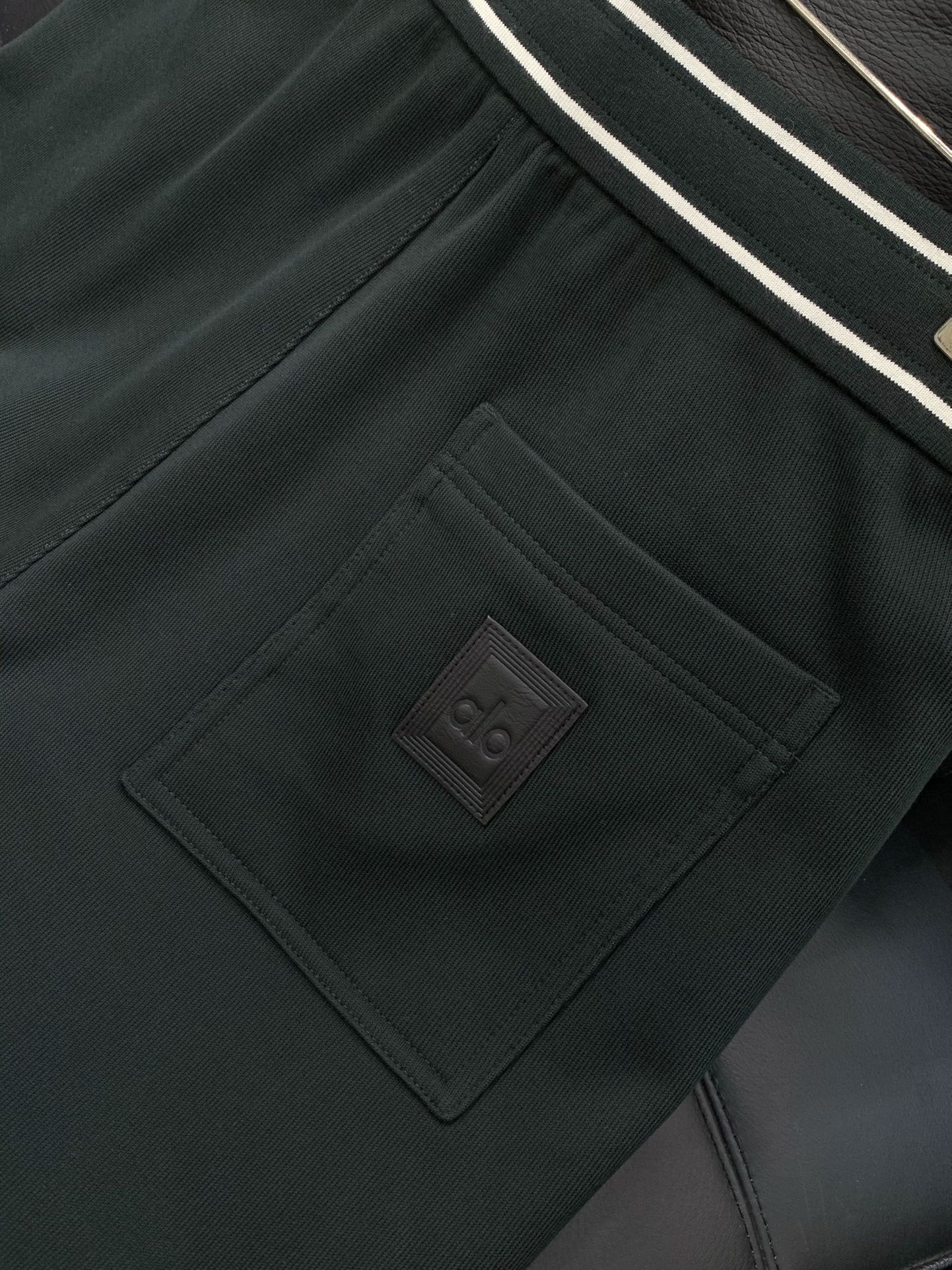 ，alo 阿洛，2025冬季最新款，专柜同步有售，原单狠货，时尚➕绒休闲裤，上身很有特点！吸睛而有亮点，